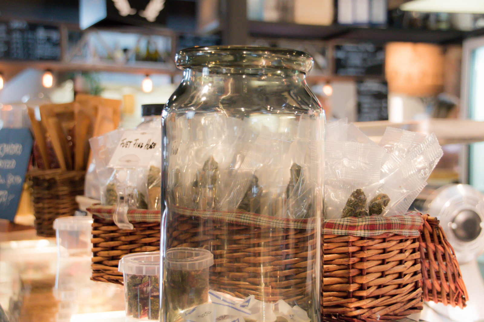 lidé, jídlo, lahve, Švédsko, Sverige, Malm, hloubka pole, dof, sk nel n, se, Malmoe, Saluhall, foodcourt, Malm Saluhall, krytý, sk rpedjup