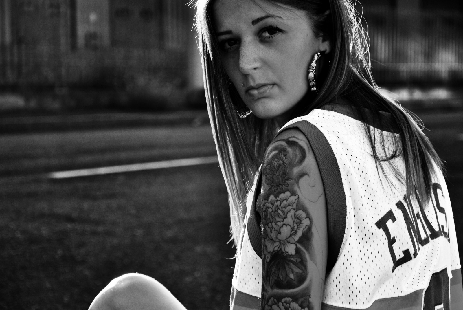 osvětlení, ulice, světlo, západ slunce, letní, portrét, městský, Černý a bílý, žena, slunečnímu záření, rozmazat, Milán, květ, Angličtina, dívka, Krásná, krása, móda, tetování, vlasy, 50mm, model, půvab, Nikon, Tramonto, noiretblanc, bokeh, venkovní, Milano, nádherný, streetportrait, Rozmazané, pronikavý, sguardo, pohled, mlhavý, Trudi, ghetto, ritratto, biancoenero, emptystreet, Enrica, tattooedgirl, urbanpoetry, urbanportrait, blackwhitephotos, portraitinblackandwhite, portraitinblackwhite, bokehportrait, beyondbokeh, ghettoportraits, totalbokehportraits