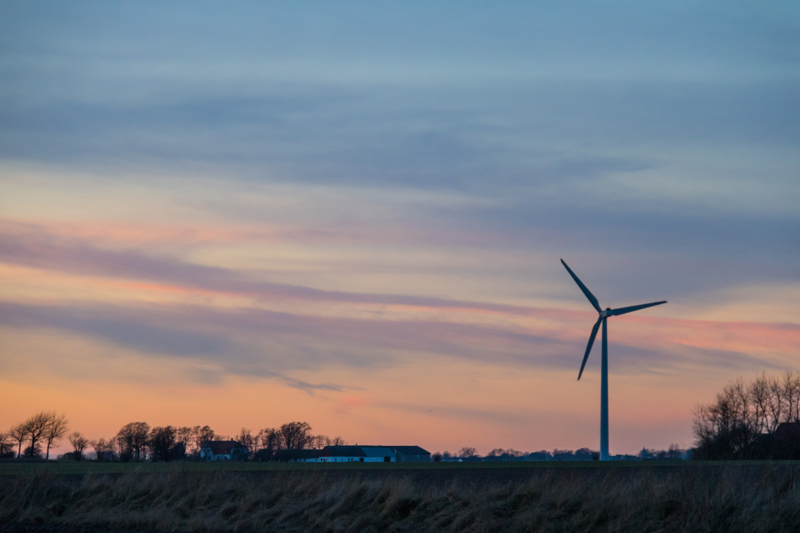 luce del sole, paesaggio, tramonto, cielo, campo, Alba, sera, mattina, vento, orizzonte, mulino a vento, macchina, crepuscolo, mulino, turbina eolica, Parco eolico, nube, alba, solnedg ng, campagna, landsbygd, s dersl TT, Landskap, pianura, prateria