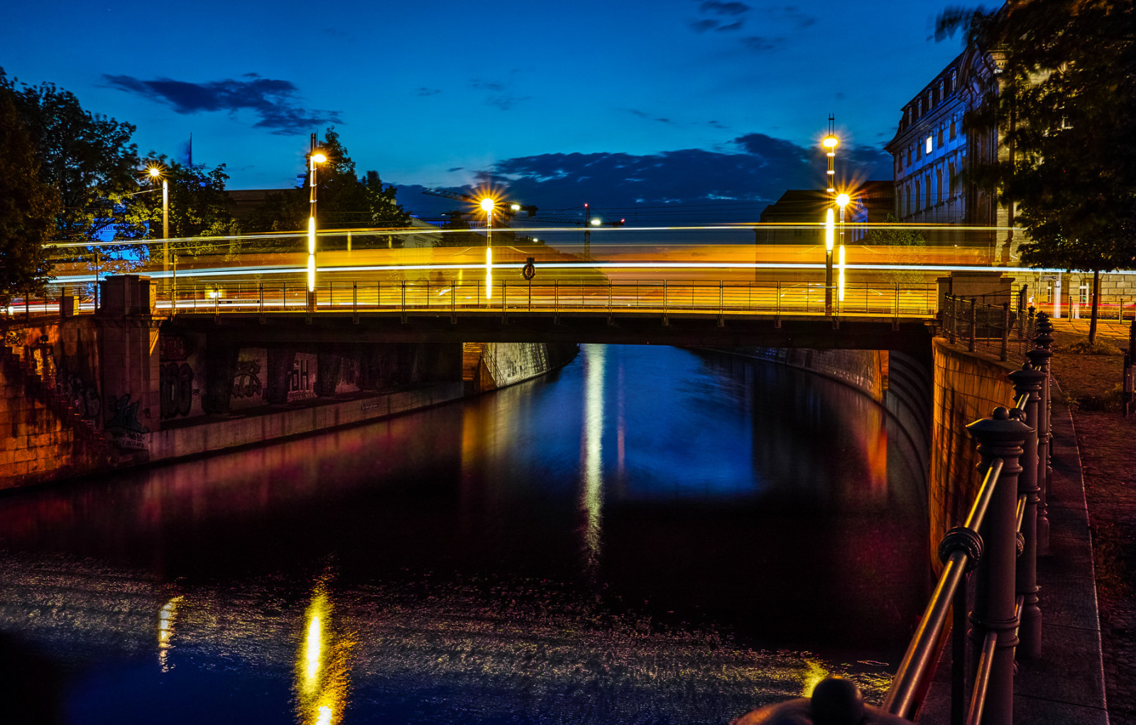město, noc, voda, odraz, nebe, večer, most, řeka, soumrak, tramvaj, kanál, noční scéna, Berlín, strom, rostlina, osvětlení, deutschland, flám, architektur, Fluss, Lichter, blauestunde, vodní, tělo z vody, d mmerung, strasenbahn, riverscape, nachtfoto, twighlight, Brücke, bezplatný, kompliment r, fixed link