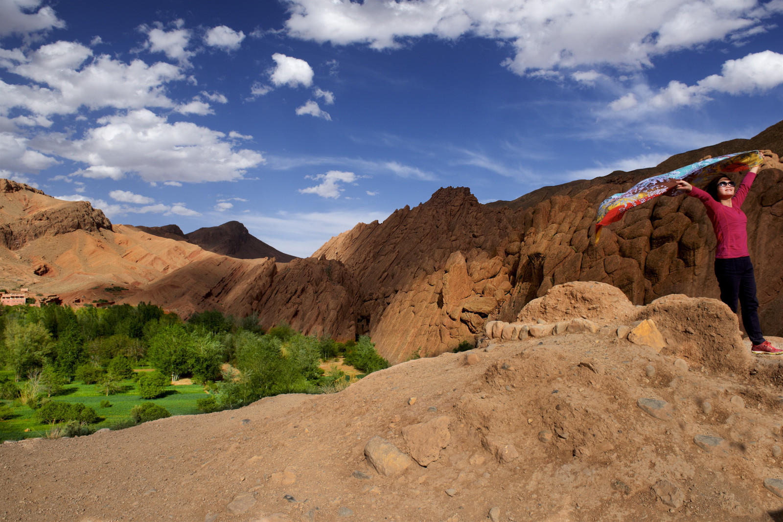 stromy, krajina, barvitý, lidé, Černá, zahrada, kopec, Skála, Příroda, písek, nebe, kameny, mraky, Cestovní ruch, zelená, modrý, kopce, letící, hnědý, poušť, šátek, obuv, skály, národní park, letní, údolí, kaňon, Nikon, divočina, růžový, Maroko, plošina, Formace, hřbet, světlo, Terén, mrak, strom, NIKKOR, cestovat, barvy, hora, Páni, D810, modrá obloha, dobrodružství, nikond810, 2470mm, půda, geologie, horských reliéf, geologický fenomén, vádí, badlands, Liparské landform, křoviny, ekoregion, Nikkor2470mm, sráz, neočekávaný výskyt, Dades, plant community