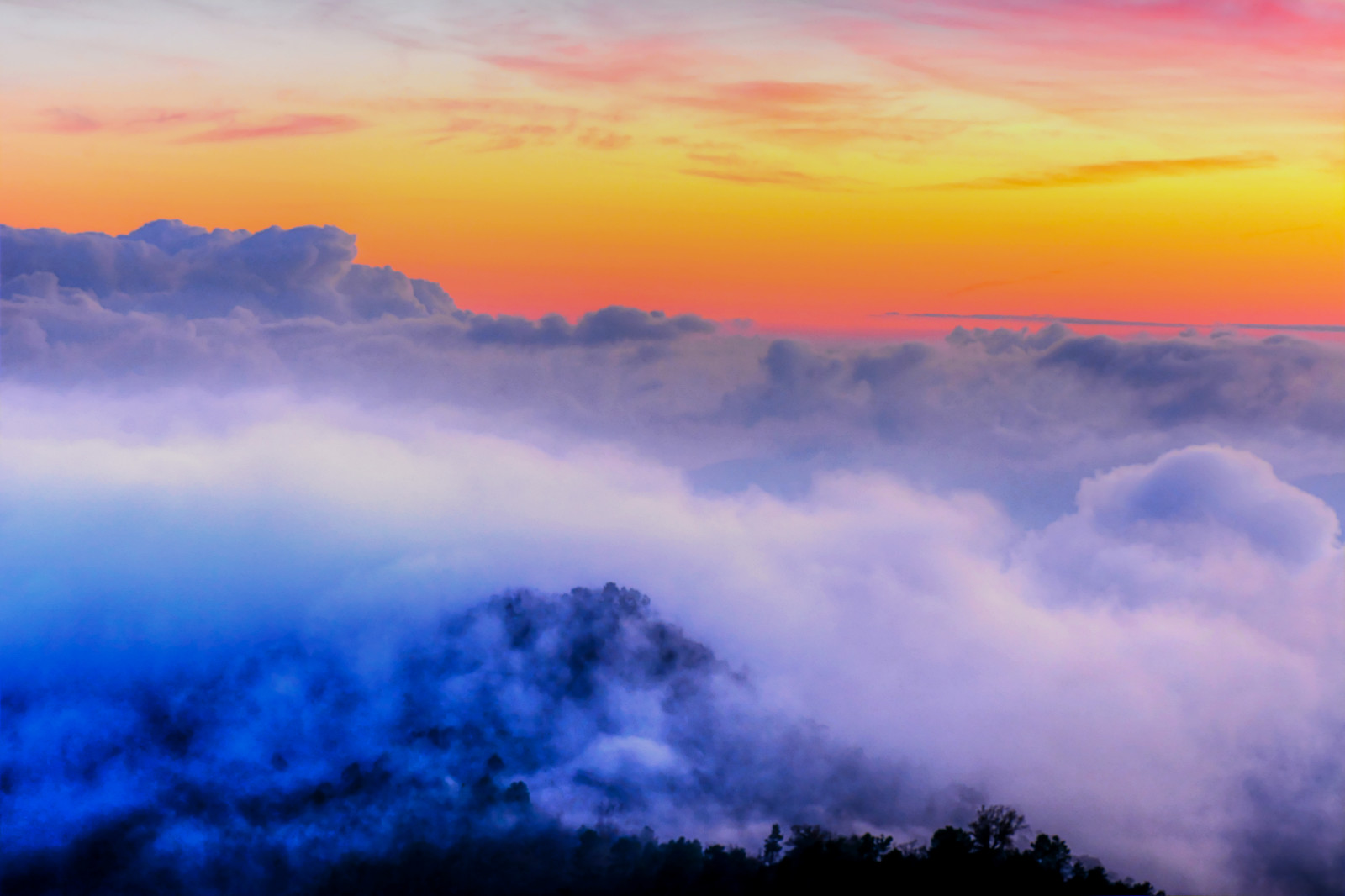 sollys, solnedgang, himmel, solopgang, aften, morgen, tåge, horisont, atmosfære, skumring, Sky, overskyet, dag, bjerg, vejr, daggry, coucherdesoleil, provencealpescotedazur, atmosfærisk fænomen, efterglød, rød himlen om morgenen, meteorologisk fænomen, cumulus, Alpes-Maritimes, coldeturini