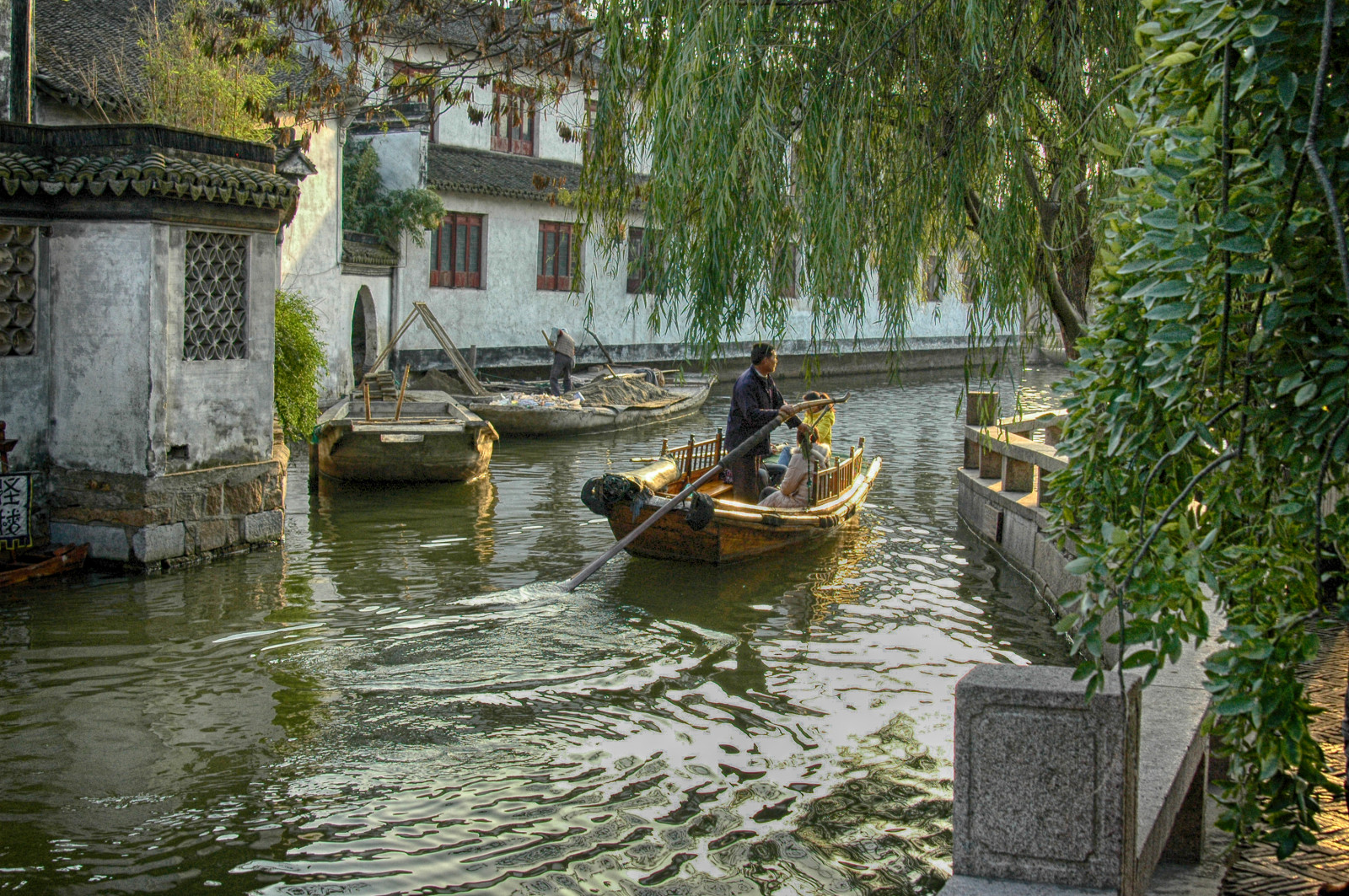 แนวนอน, คน, เรือ, โบราณ, จีน, น้ำ, ยานพาหนะ, หมู่บ้าน, ตอนเย็น, แม่น้ำ, เมือง, คลอง, ธนาคาร, ต้นไม้, ปลูก, เรือ, สายน้ำ, พายเรือ, การพักผ่อนหย่อนใจ, ก, ทางน้ำ, พายเรือ