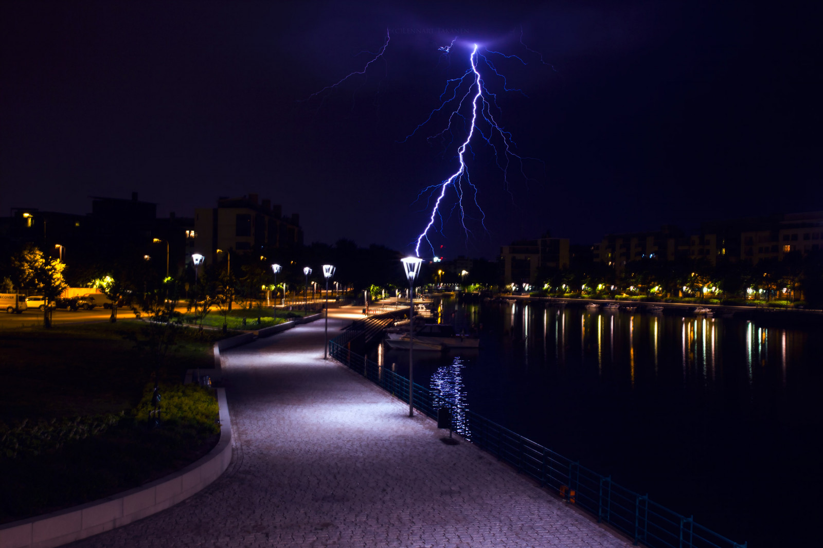 가로등, 시티, 도시 풍경, 밤, 물, 애정, 반사, 하늘, 번개, 저녁, 중심지, 한밤중, 전기, 헬싱키, 빛, 나무, 도심, 조명, 어둠, 관광 명소, 전등, 핀란드, 더 얇은, 추수 감사절