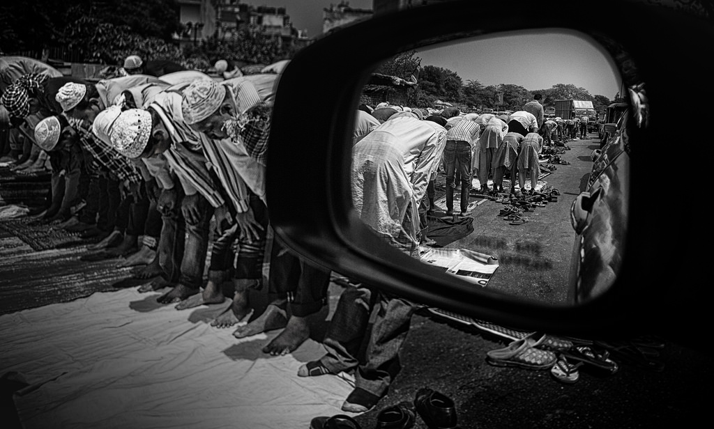 lidé, Černá, černobílý, Asie, auto, odraz, vozidlo, fotografování, Indie, trojúhelník, provoz, Nikon, Bůh, modlitba, pátek, víra, chladný, Černá bílá, kolo, tma, streetphotography, upřímný, složení, Černý a bílý, monochromatické fotografování, automobilového designu, zátiší fotografování, zpětné zrcátko, nudný, Cool2, cool5, cool3, cool6, cool4, cool7, cool10, cool8, iceboxcool, uncool2, uncool3, uncool4, uncool5, uncool6, indiáni, Namaaz