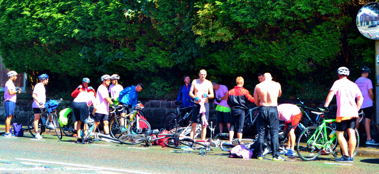 obuv, den, veřejný prostor, dav, závod, Společenství, rekreaci ve volné přírodě, strom, vozidlo, zábava, rekreace, rostlina, chůze, sportovní, událost soutěž, sportovní vybavení, auto, volný čas, public event, město, soutěž, vytrvalostní sporty, týmový sport, dobrodružství, běh, silnice, tým, styl