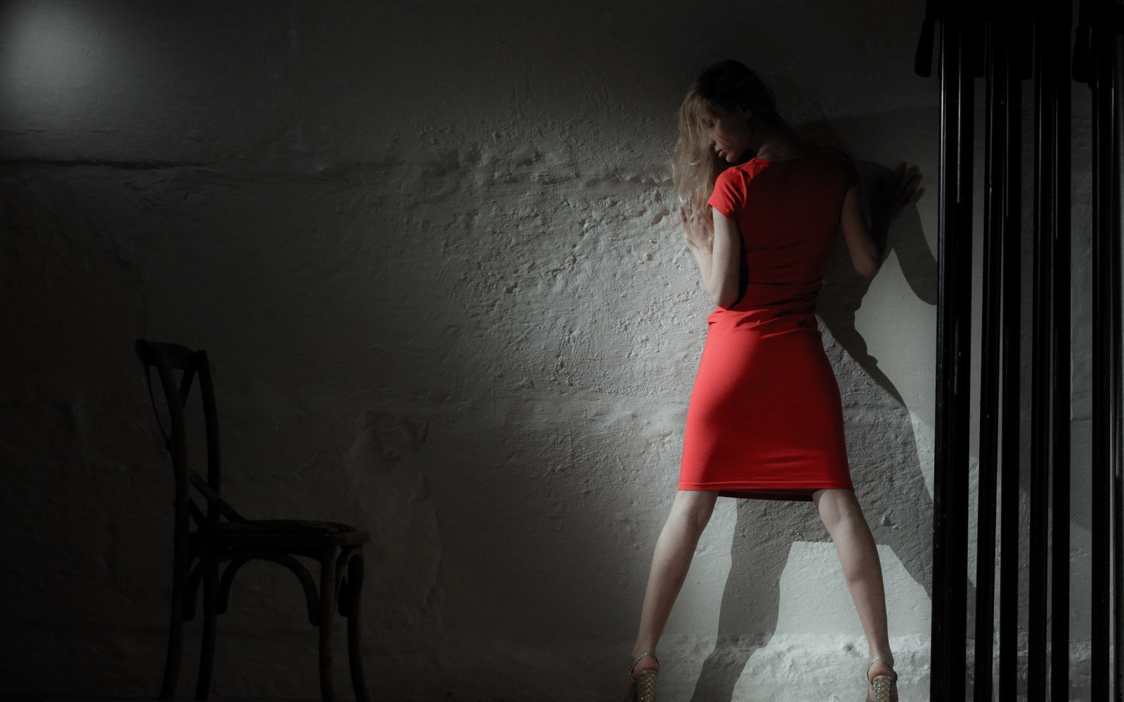 bílý, Černá, ženy, model, Červené, fotografování, šaty, móda, světlo, fotografie, stěny, tma, 2560x1600 px, focení, performance