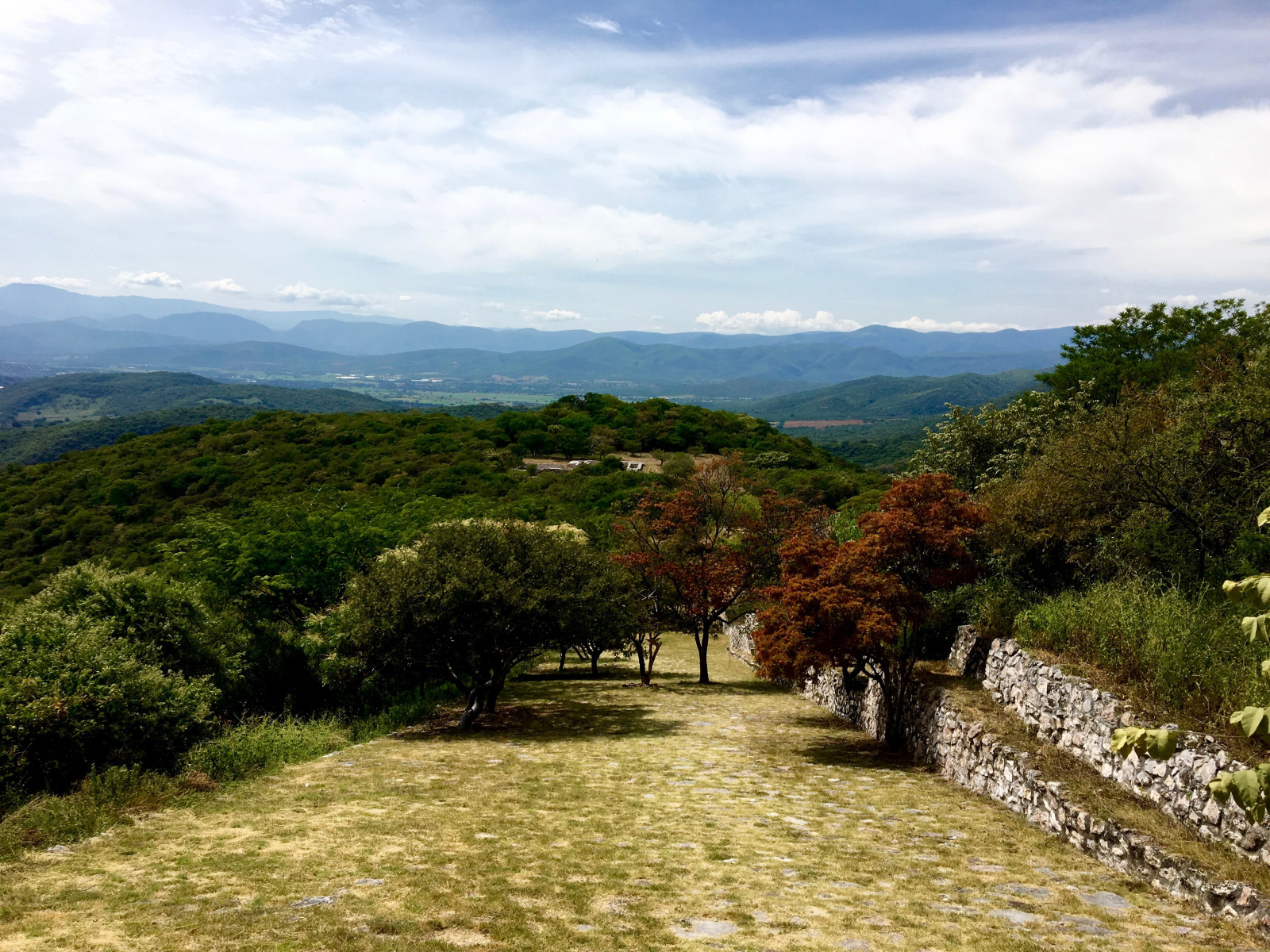 ต้นไม้, แนวนอน, สวน, เนินเขา, ธรรมชาติ, ท้องฟ้า, หมู่บ้าน, แม่น้ำ, หุบเขา, ต้นไม้, ฤดูใบไม้ร่วง, ใบไม้, ภูเขา, เขตชนบท, xochicalco