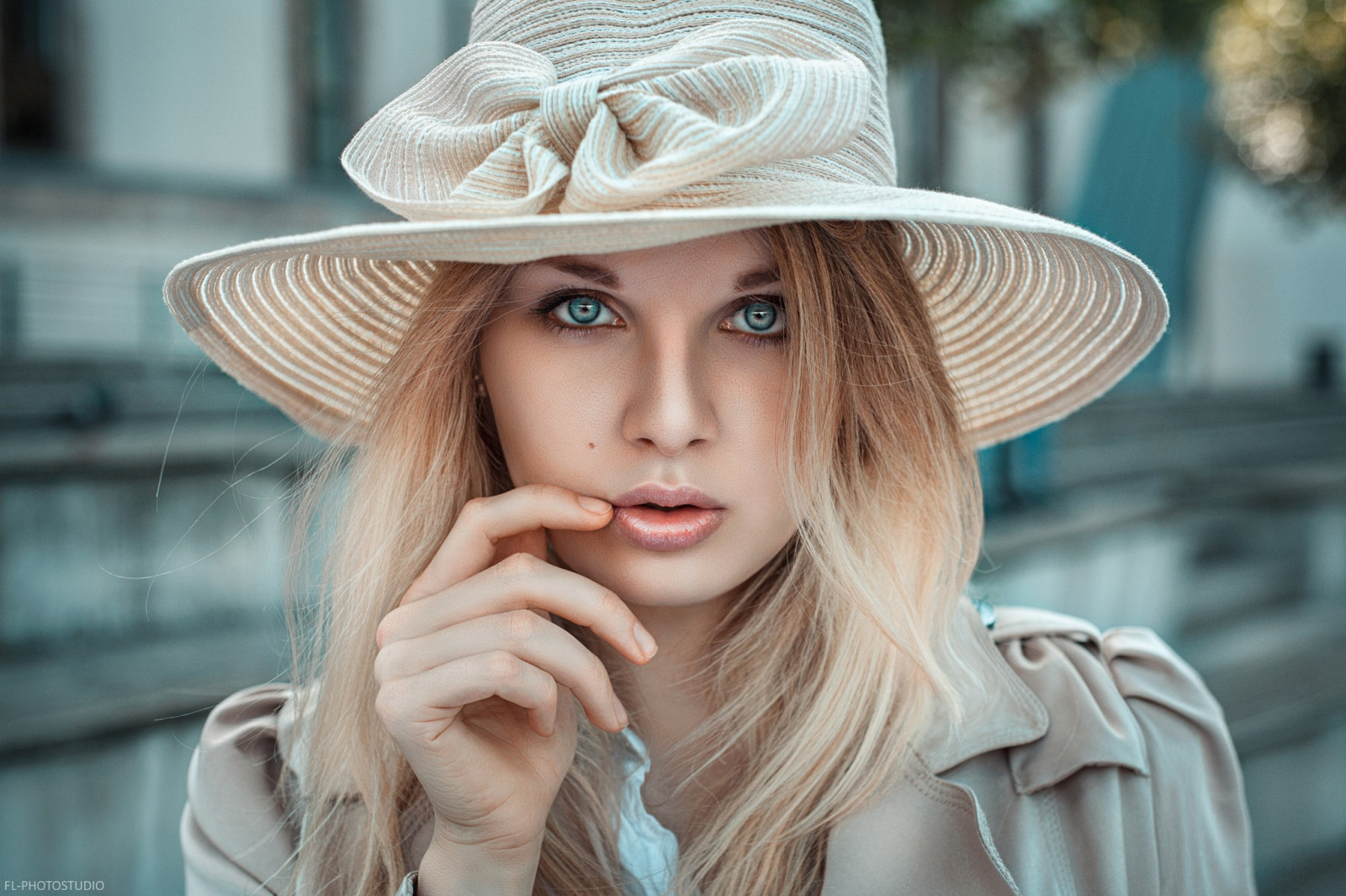 tvář, ženy, model, portrét, brýle, čepice, fotografování, modrý, móda, vlasy, Fedora, jaro, kůže, oblečení, hlava, dívka, krása, oko, víčko, pokrývka hlavy, blond, portrétní fotografie, módní doplněk, orgán