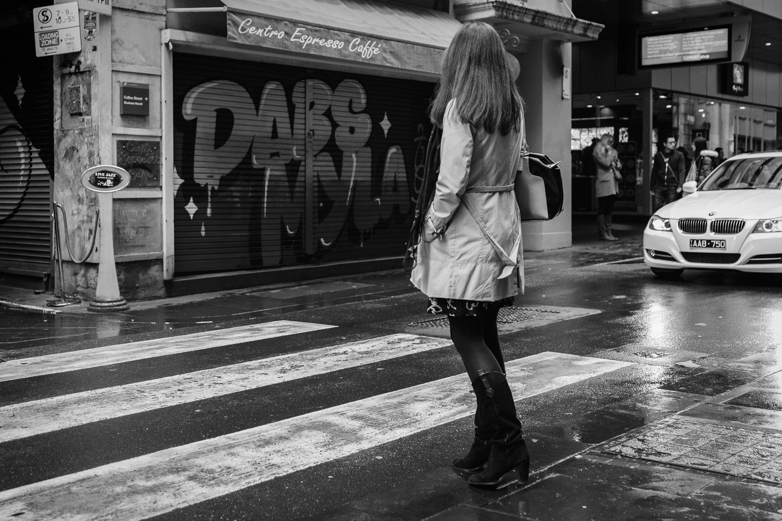 bílý, Černá, černobílý, město, ulice, auto, městský, nohy, vozidlo, déšť, silnice, fotografování, stojící, boty, Melbourne, infrastruktura, pěší, Černý a bílý, přechod, prozkoumat, dívka, tělesné, prozkoumal, styl, fotografie, upřímný, chodník, momentka, pruh, urban area, Černý a bílý, monochromatické fotografování, prší, veřejný prostor, přechod pro chodce, peoplegirls, sonyrx1