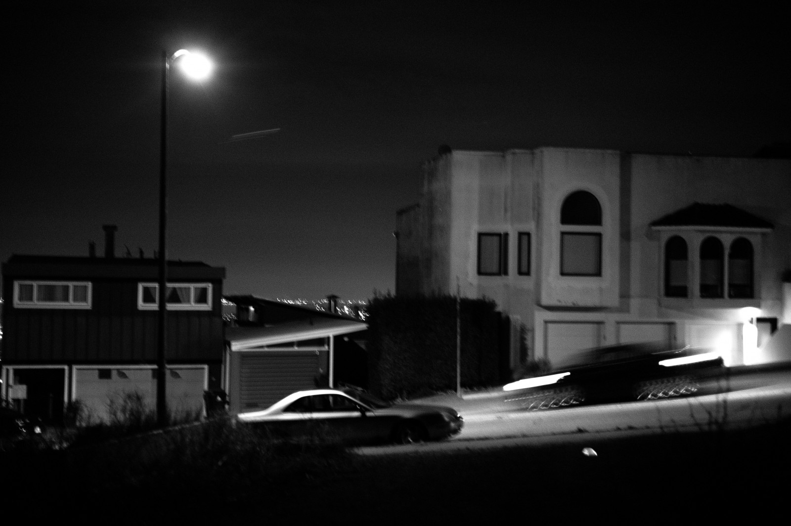 pouliční osvětlení, bílý, Černá, černobílý, ulice, noc, auto, fotografování, Kalifornie, Spojené státy americké, Leica, půlnoc, světlo, Černý a bílý, 50mm, Amerika, tělesné, fotografie, osvětlení, rozmazat, cars, tvar, ca, tma, noiretblanc, blackwhitephotos, monochrom, sf, northerncalifornia, blanconoir, leicamonochrom, NorCal, sanfrancisco, Twin Peaks, sanfranciscoca, uppermarket, Černý a bílý, monochromatické fotografování, Film noir