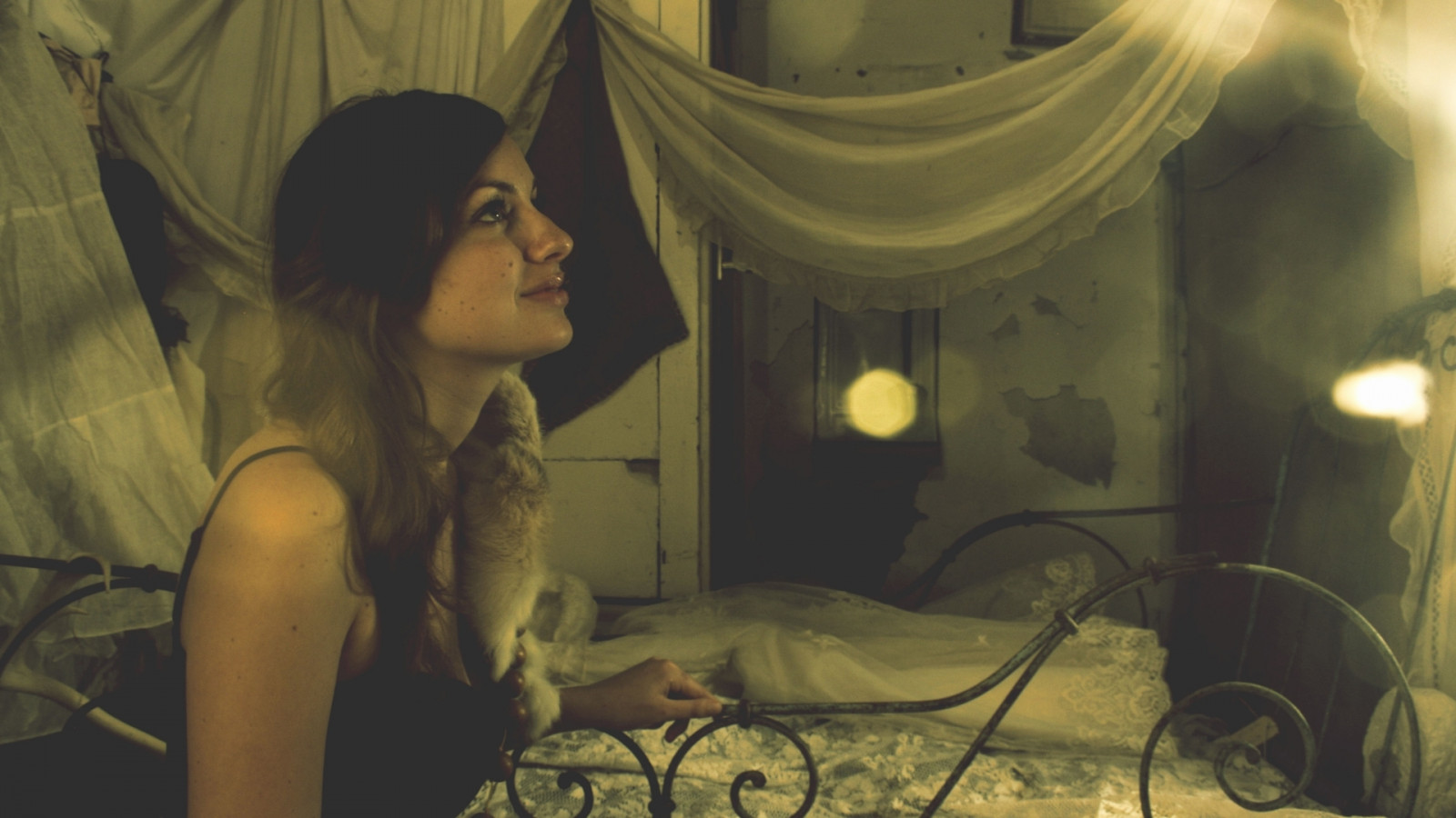 slunečnímu záření, pokoj, místnost, postel, žlutý, černé vlasy, scéna, dívka, usměj se, tma, Snímek obrazovky, počítač tapeta, Finn silver, cg artwork