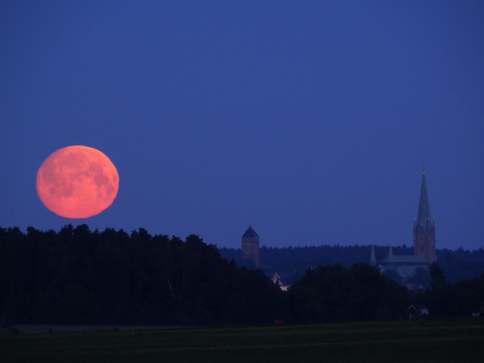 západ slunce, noc, nebe, silueta, Měsíc, modrý, večer, ráno, oranžový, měsíční svit, horizont, atmosféra, Švédsko, kostel, soumrak, Link ping, mrak, strom, svítání, siluett, kyrka, silhuett, watertower, Domkyrka, vattentorn, kyrktorn, Soe, supershot, coth, Atmosféra Země, astronomický objekt, moonset, johankleventoft, cathedraloflink ping, m nen, soe2, soe3, simplysuperbpost1comment3