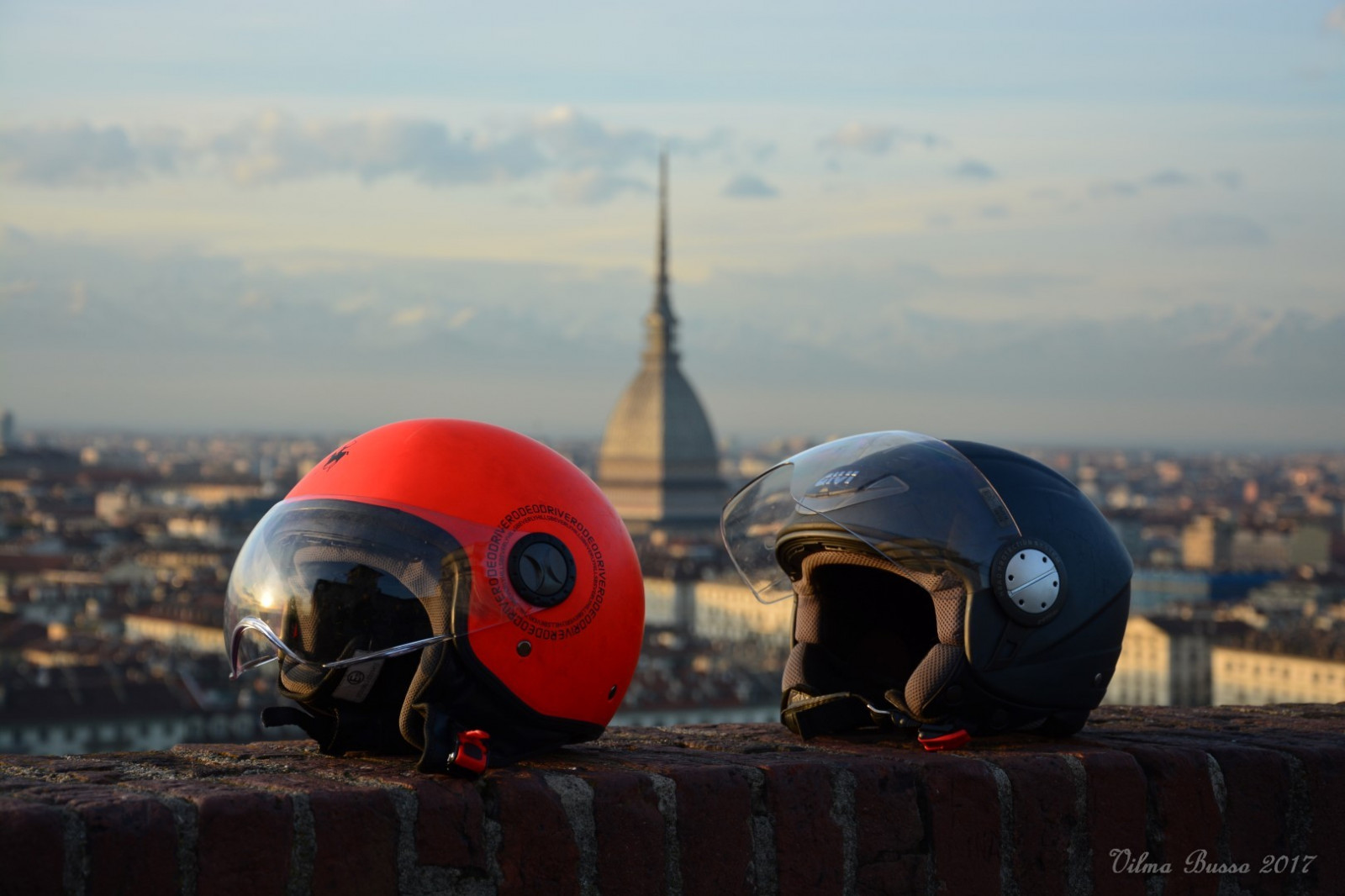 allaperto, Turín, piemonte, Casco, rosso, Červené, bokeh, citta, cielo, Mole Antonelliana, sfocato, nikon5200, nuvole, mraky, město, muro, Muretto, Mattoni, stěna, turin, Itálie, Italia, ulice, streetphotography
