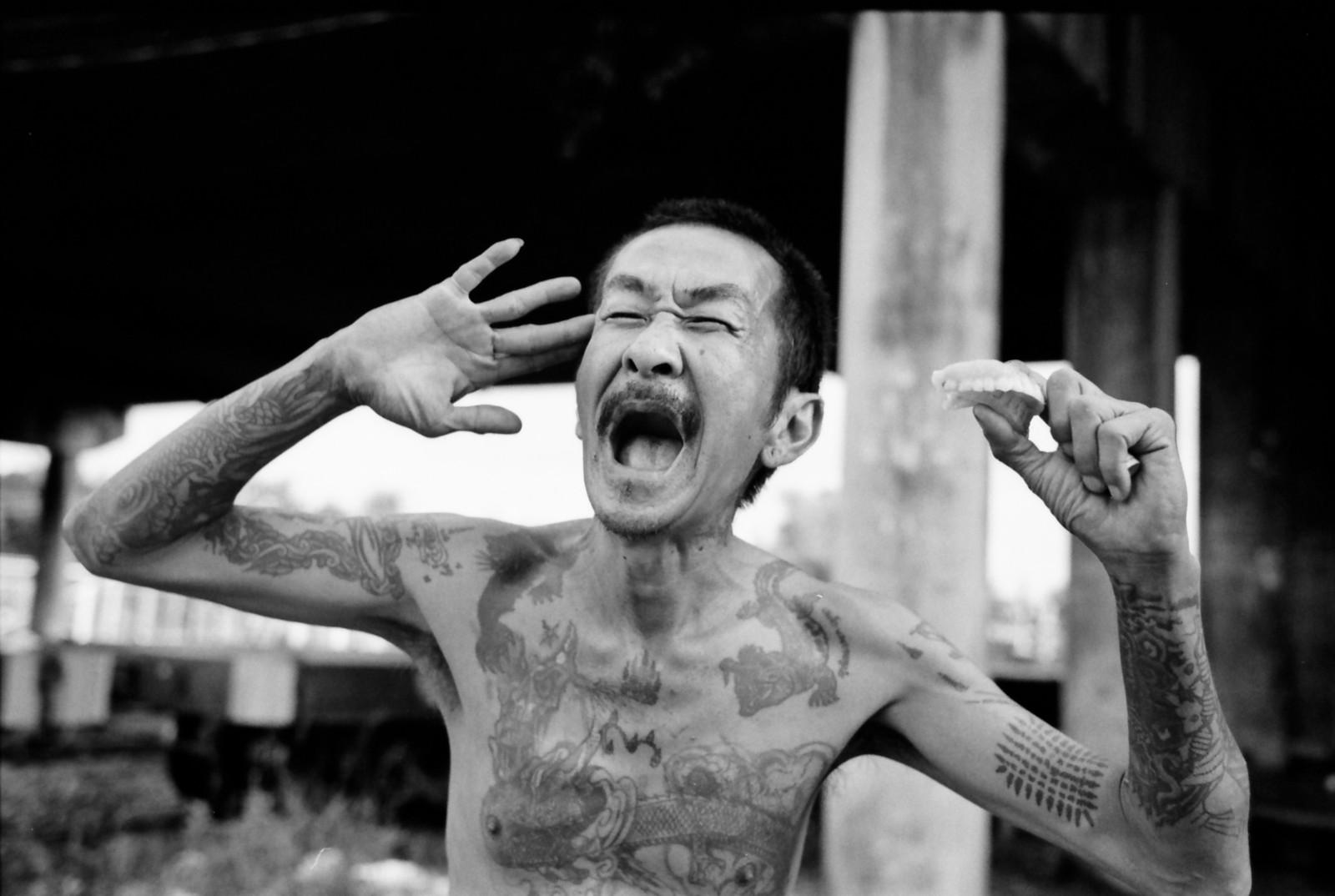 Černá, černobílý, ulice, fotografování, tetování, socha, bokeh, Thajsko, Leica, 35MM, M6, tělesné, dof, fotografie, film, streetphotography, Songkhla, Hatyai, Summicron, 400, sval, Trix, Černý a bílý, monochromatické fotografování, performance, ttl, 085, falsetooth
