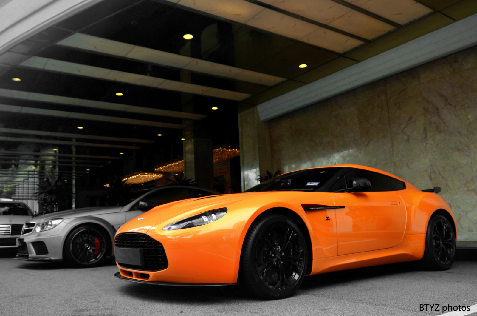 Černá, Singapore, auto, vozidlo, žlutý, oranžový, sportovní auto, kupé, výkon auta, Aston Martin Vanquish, Zagato, Aston Martin Vantage, Vzácný, AMG, benz, kolo, okraj, série, aston, Martin, superauto, mercedes, v12, počítač tapeta, automobilového designu, automobilový exteriér, závodní auto, luxusní vůz, kompaktní vůz, motorové vozidlo, Aston Martin V8 Vantage 2005, C63, automotive wheel system