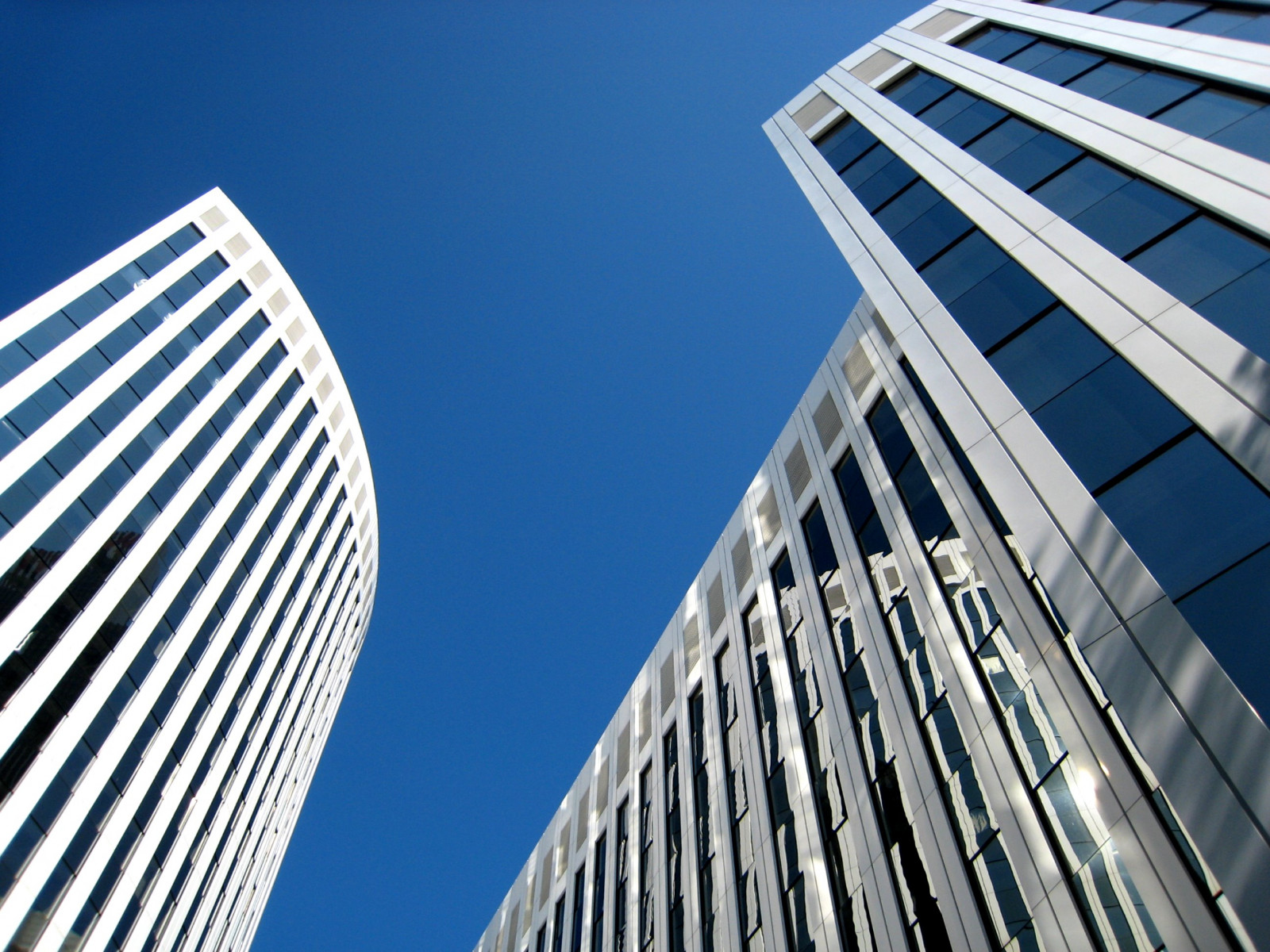 finestra, architettura, costruzione, riflessione, cielo, simmetria, Francoforte, grattacielo, blu, Germania, bicchiere, ufficio, metropoli, linea, punto di riferimento, aplusphoto, facciata, quartier generale, favemegroup4, favemegroup8, area metropolitana, palazzone, edificio commerciale