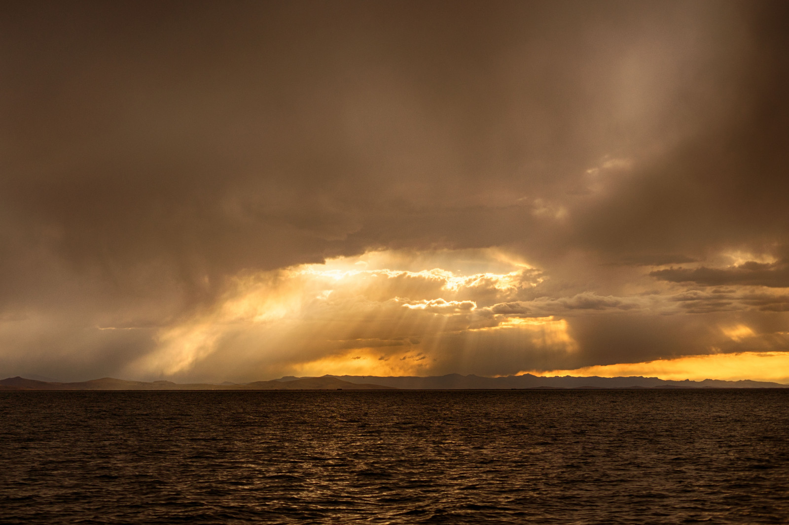 slunečnímu záření, loď, západ slunce, moře, jezero, odraz, nebe, mraky, svítání, večer, ráno, pobřeží, slunce, horizont, atmosféra, soumrak, Titicaca, Peru, světlo, mrak, počasí, svítání, oceán, vlna, Puno, tma, atmosférický jev, odlesk, mořská vlna, meteorologický jev