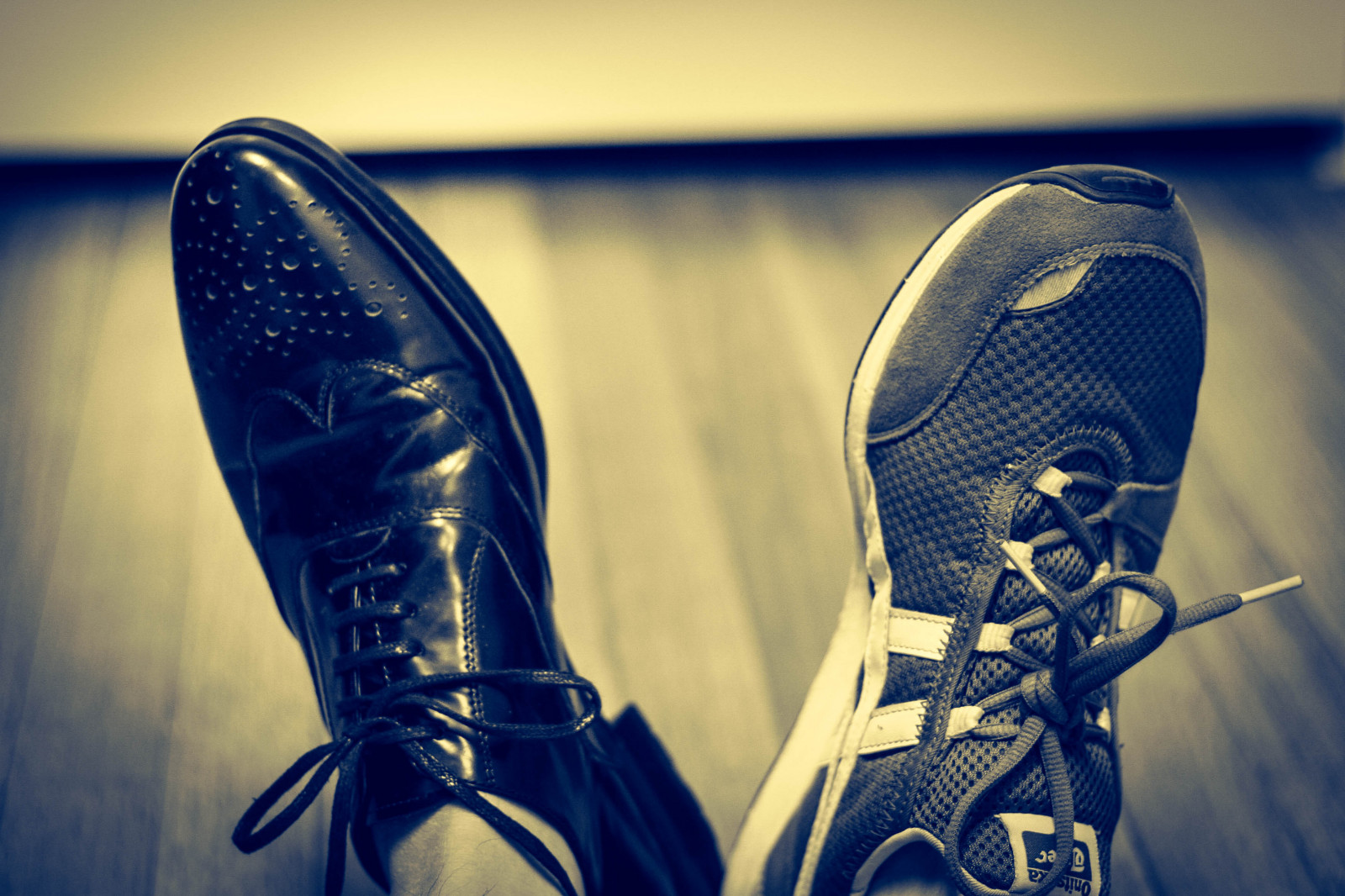 fotografování, dřevo, modrý, Kánon, obuv, dveře, tenisky, Černý a bílý, Černá bílá, patro, podlaha, dno, střevíc, obuv, tenisové boty, Oxford, tkaničky, petrolejově modrá