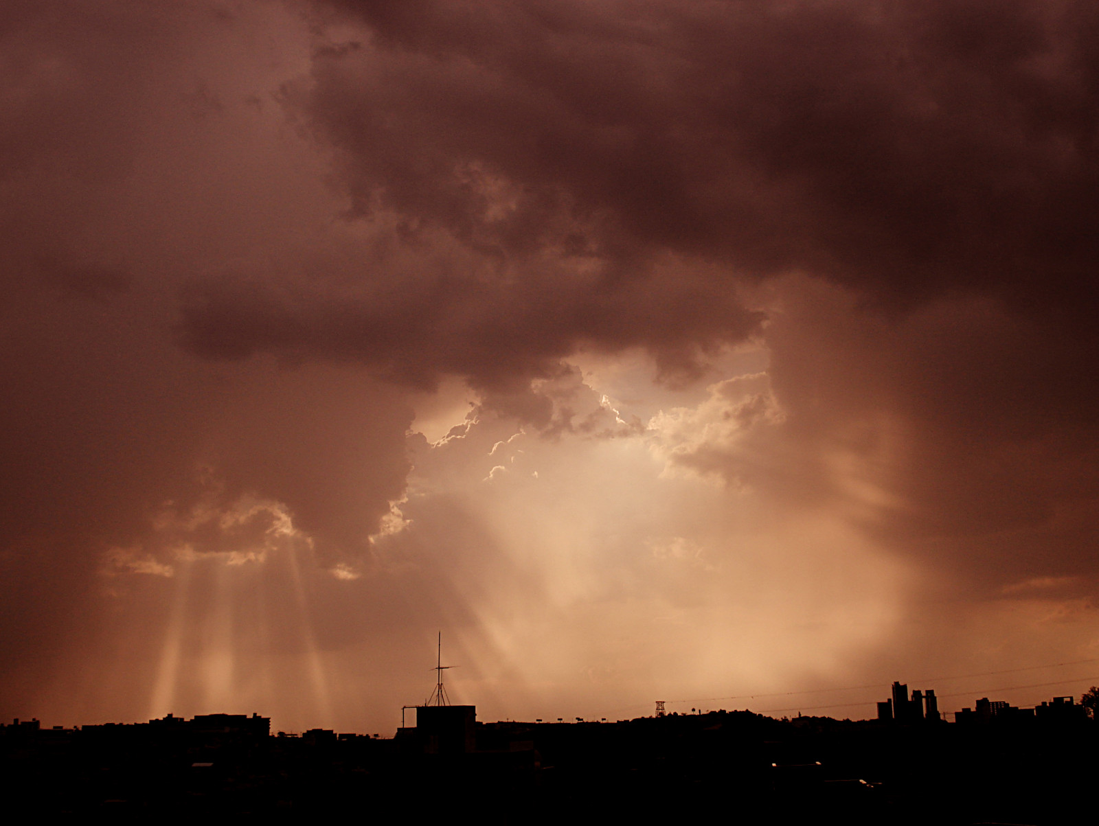 slunečnímu záření, západ slunce, panoráma města, nebe, mraky, Blesk, bouřka, večer, ráno, atmosféra, soumrak, hrom, mrak, paprsky, počasí, svítání, bouřka, vše co potřebuješ je láska, musictomyeyes, tma, anawesomeshot, photosandcalendar, diamondclassphotographer, flickrdiamond, betterthangood, heartawards, 25faves, flickrsbest, ithinkthisisart, A, excapture, infinestyle, searchthebest, sb, themoulinrouge, thegardenofzen, globalvillage2, amazingshots, theworldthroughmyeyes, odlesk, meteorologický jev, beautifulcapture, lunarvillage, flickrgold, flickrfavoritephotographers, theothervillage, worldpicture, třída, Ten velký, 5for2, exemplaryshots, krása je v očích toho, kdo se dívá, 6faves, flickrelitegroup, flickrsheaven, allnicethink, champagnemoments
