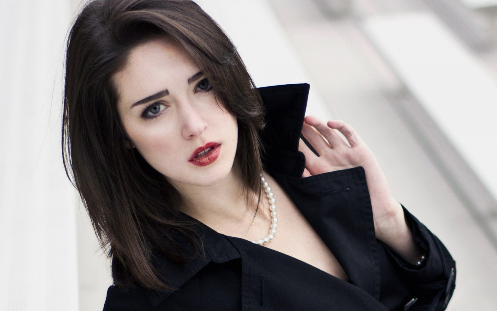 zwart, vrouw, model-, portret, lang haar, brunette, bril, parelsnoer, fotografie, zanger, halsketting, rode lippenstift, jas, zwart haar, mode, haar-, Persoon, huid, supermodel, meisje, schoonheid, oog, vrouw, dame, been, kapsel, portretfotografie, fotoshoot, bruin haar, menselijk lichaam