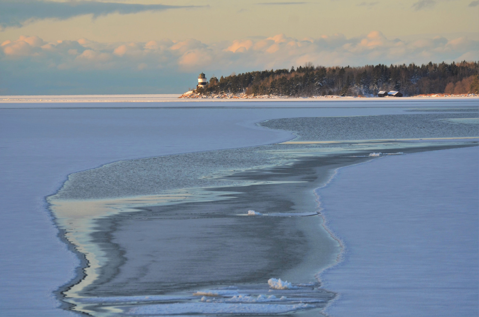 paesaggio, mare, acqua, natura, puntellare, riflessione, cielo, inverno, nuvole, calma, ghiaccio, costa, fiume, faro, orizzonte, isola, Isla, Svezia, Congelamento, Sverige, zone umide, nuvoloso, è, all'aperto, oceano, cielo, naturaleza, paisaje, nubes, mar, paesaggio marino, hielo, invierno, Vinter, FYR, natur, stersj n, gr s, Landskap, kust, canale, marea, Havet, costa, serbatoio, lago, corso d'acqua, oceano Artico, suecia, mudflat, faro, estuario, promontorio, insenatura, Uppland, Marino, parzialmente nuvoloso, ricardofeinstein, risorse idriche, regrund, Djursten, coastal and oceanic landforms