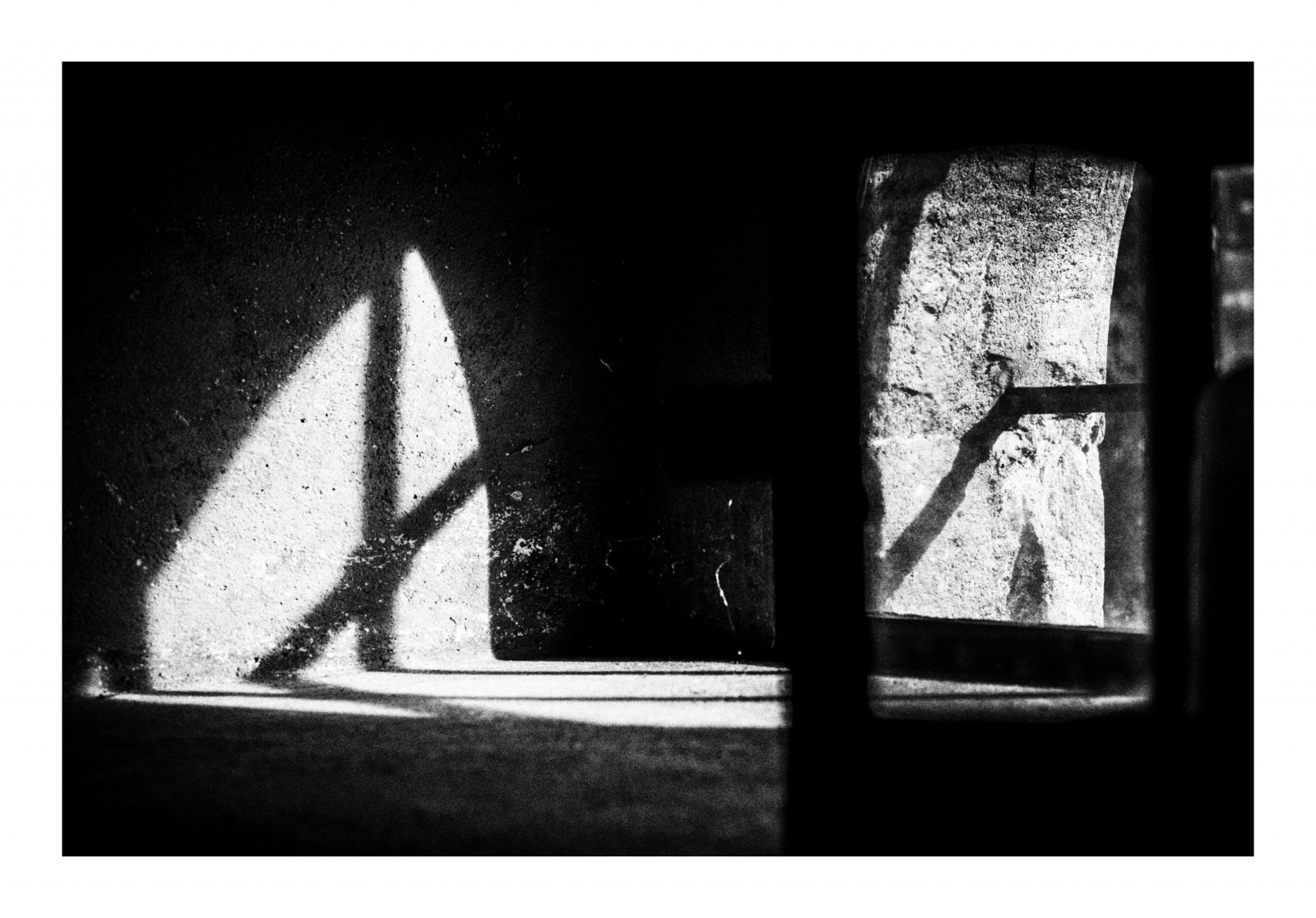 08dreizehn, afsnikkor50mm118g, badenwuerttemberg, Bádensko-Württembersko, deutschland, Europa, Evropa, Fenster, Klosterkirche, licht, nikond800, Pfullingen, Schatten, thomashassel, Německo, tělesné, Černý a bílý, blancetnoire, Fenetre, Německo, světlo, Lumiere, černobílý, noireetblanc, nullachtdreizehn, SW, Schwarzweiss, bílý a černý, okno, Kreuz, přejít, croix