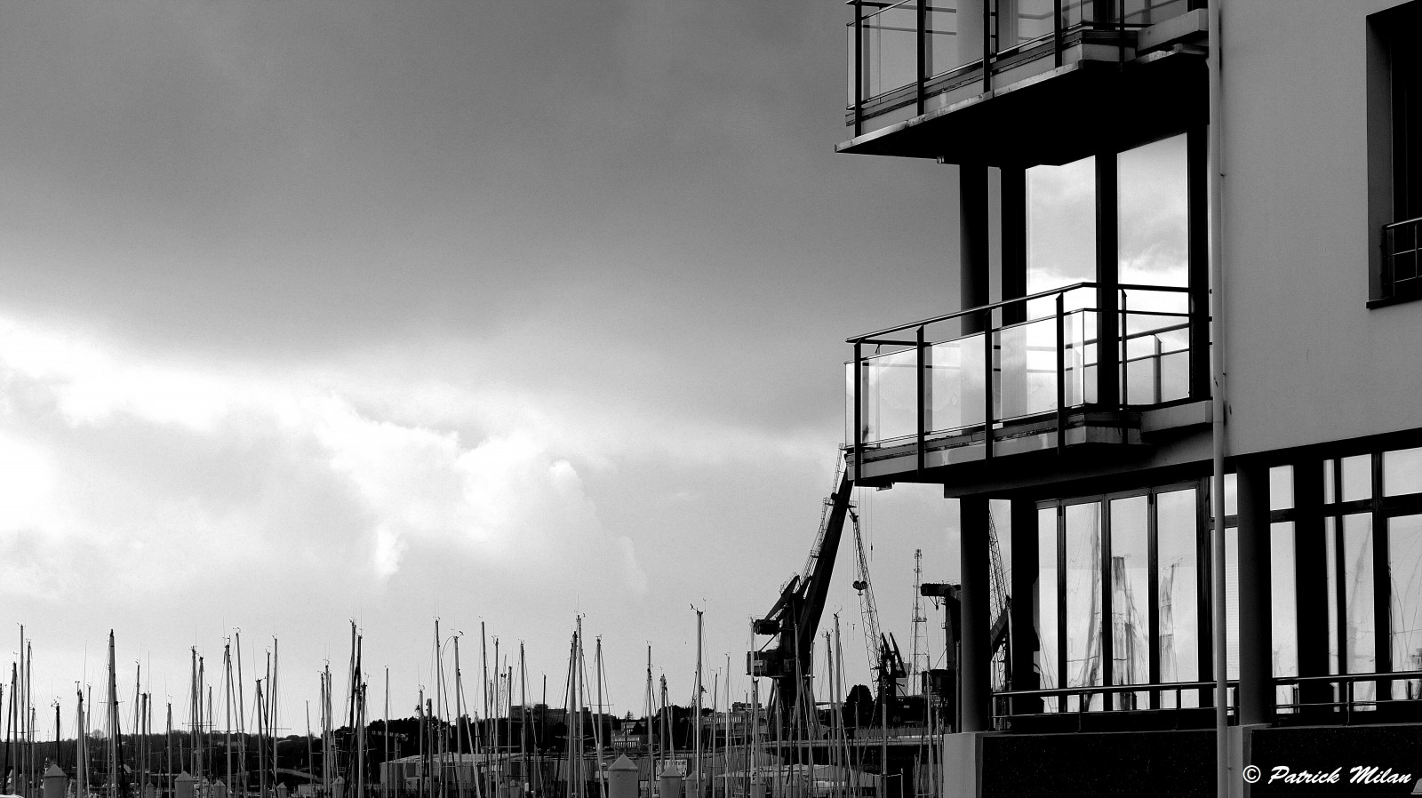 mennesker, hvid, sort, monokrom, vindue, by, gade, arkitektur, vand, bygning, himmel, fotografering, metropol, noir, struktur, sort og hvid, Sky, bw, Gade syn, ciel, rue, blanc, noiretblanc, geometrie, nb, personne, gens, brest, facade, sort og hvid, monokrom fotografering, meteorologisk fænomen, geometri, batiment