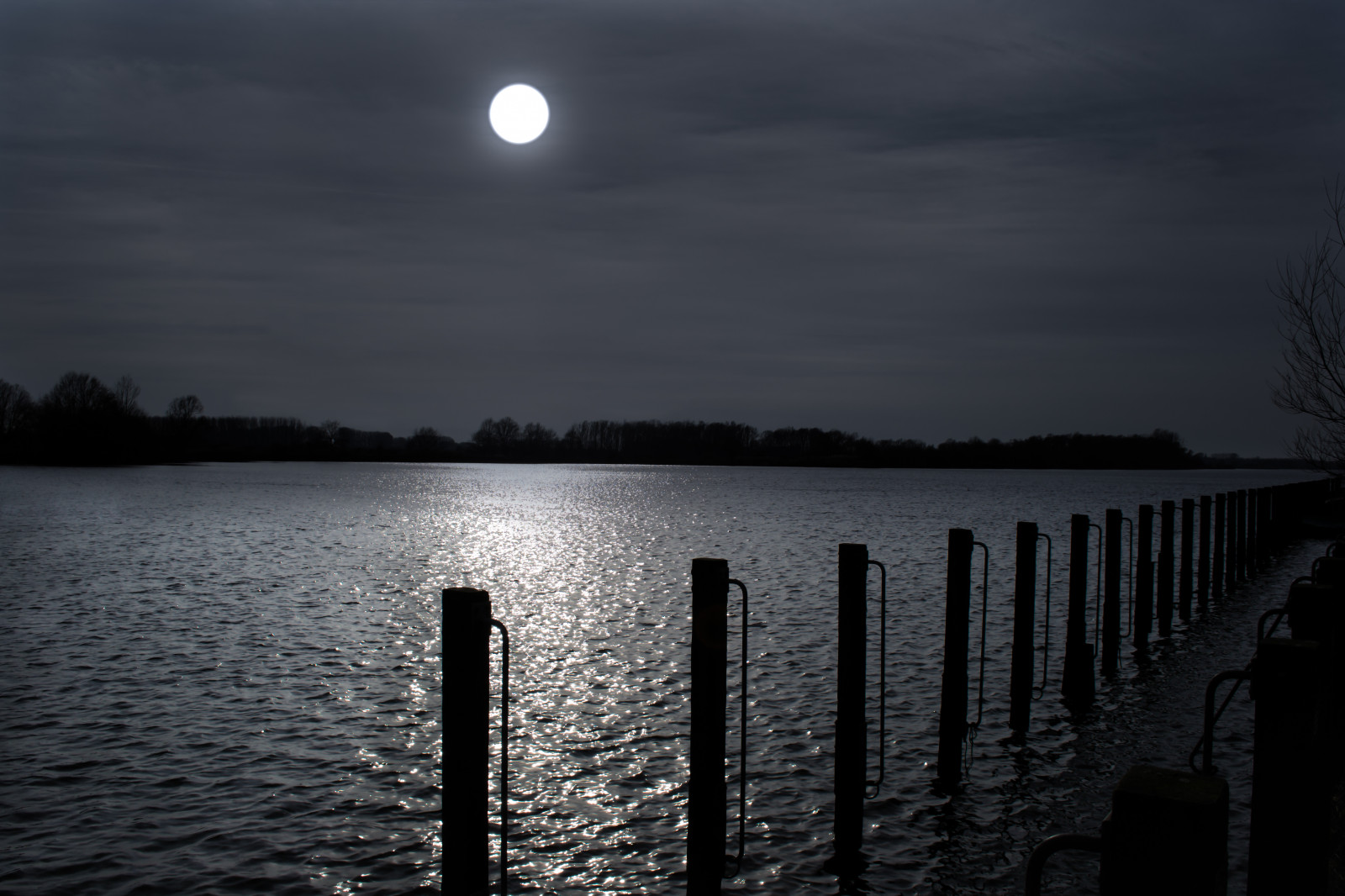 slunečnímu záření, černobílý, západ slunce, moře, noc, jezero, odraz, nebe, svítání, Měsíc, večer, ráno, slunce, měsíční svit, horizont, atmosféra, Nikon, soumrak, světlo, mrak, svítání, úplněk, D3100, tma, 1855mm, krajiny, atmosférický jev, Černý a bílý, monochromatické fotografování, astronomický objekt, úplněk, gikon, Schulensmeer