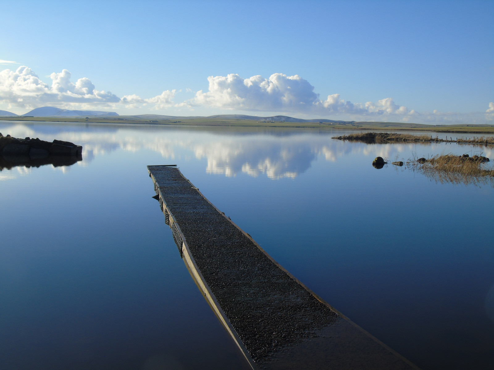 slunečnímu záření, moře, záliv, jezero, voda, Příroda, pobřeží, odraz, nebe, pláž, Skotsko, svítání, modrý, ráno, pobřeží, horizont, Sony, ostrov, fjord, Arktický, soumrak, mrak, Krásná, scenérie, hora, ještě pořád, svítání, pták, oceán, nádrž, jezero, atmosférický jev, letecké snímkování, tělo z vody, Orkneje, harrayloch, harray