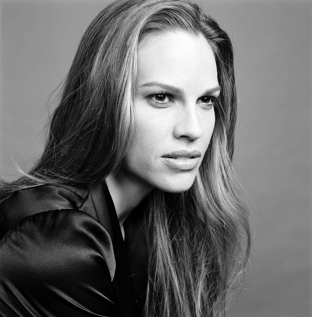 tvář, bílý, Černá, černobílý, model, portrét, dlouhé vlasy, fotografování, černé vlasy, móda, vlasy, Osoba, hlava, supermodelka, Hilary Swank, dívka, krása, oko, žena, dáma, blond, účes, Černý a bílý, monochromatické fotografování, portrétní fotografie, focení, hnědé vlasy, umění model