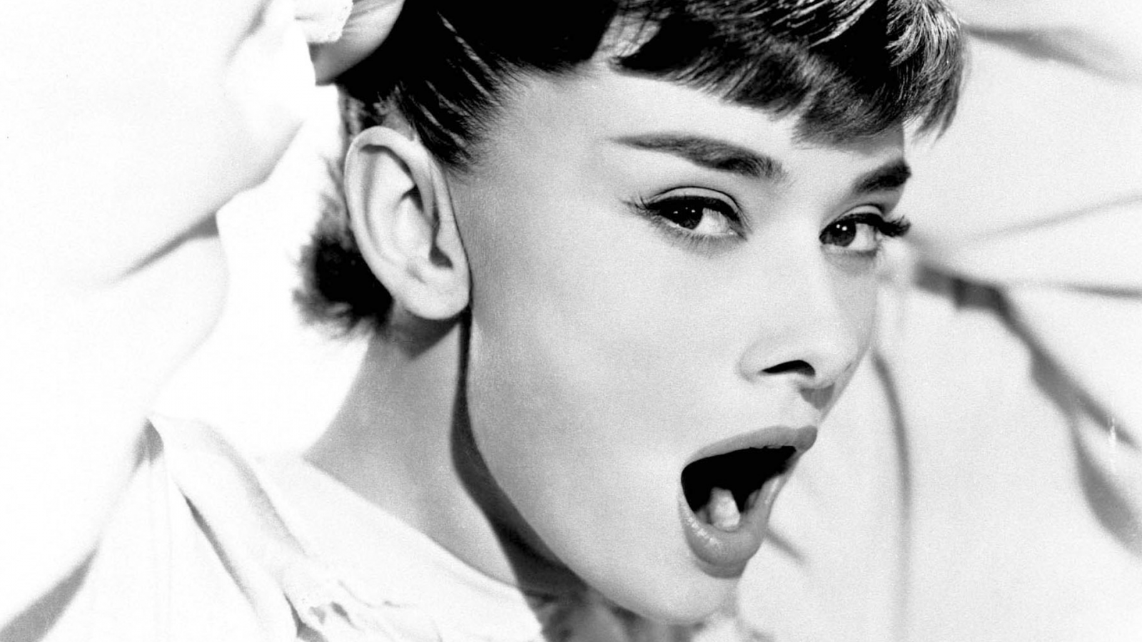 tvář, ženy, černobílý, model, otevři pusu, při pohledu na diváka, fotografování, zpěvák, vlasy, nos, Audrey Hepburn, emoce, Osoba, supermodelka, krása, oko, účes, Černý a bílý, monochromatické fotografování, portrétní fotografie, focení, mimika, zblízka