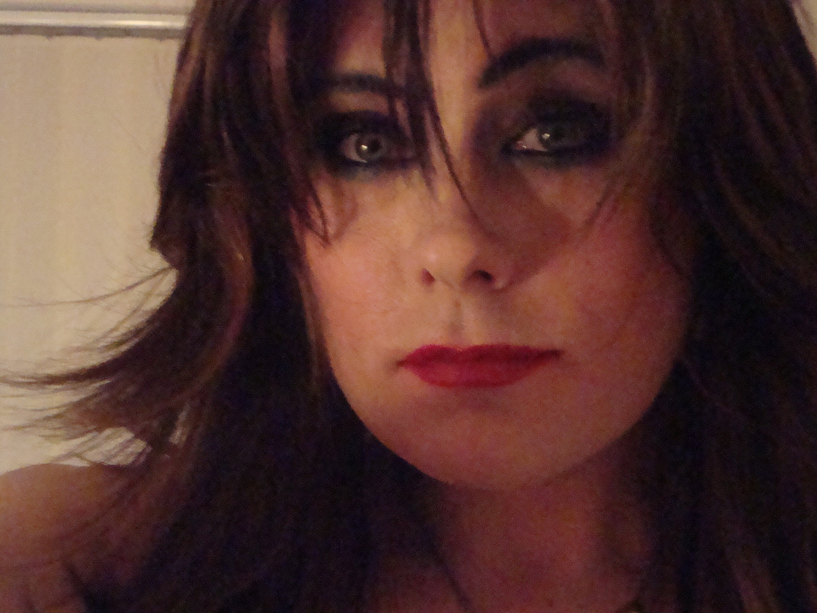 tvář, portrét, dlouhé vlasy, černé vlasy, ofina, pusa, nos, televize, hlava, dívka, oko, selfie, ret, krk, účes, tvář, brada, hnědé vlasy, člověk barva vlasů, barvení vlasů, obočí, řasa, čelo, tgirl, čelist