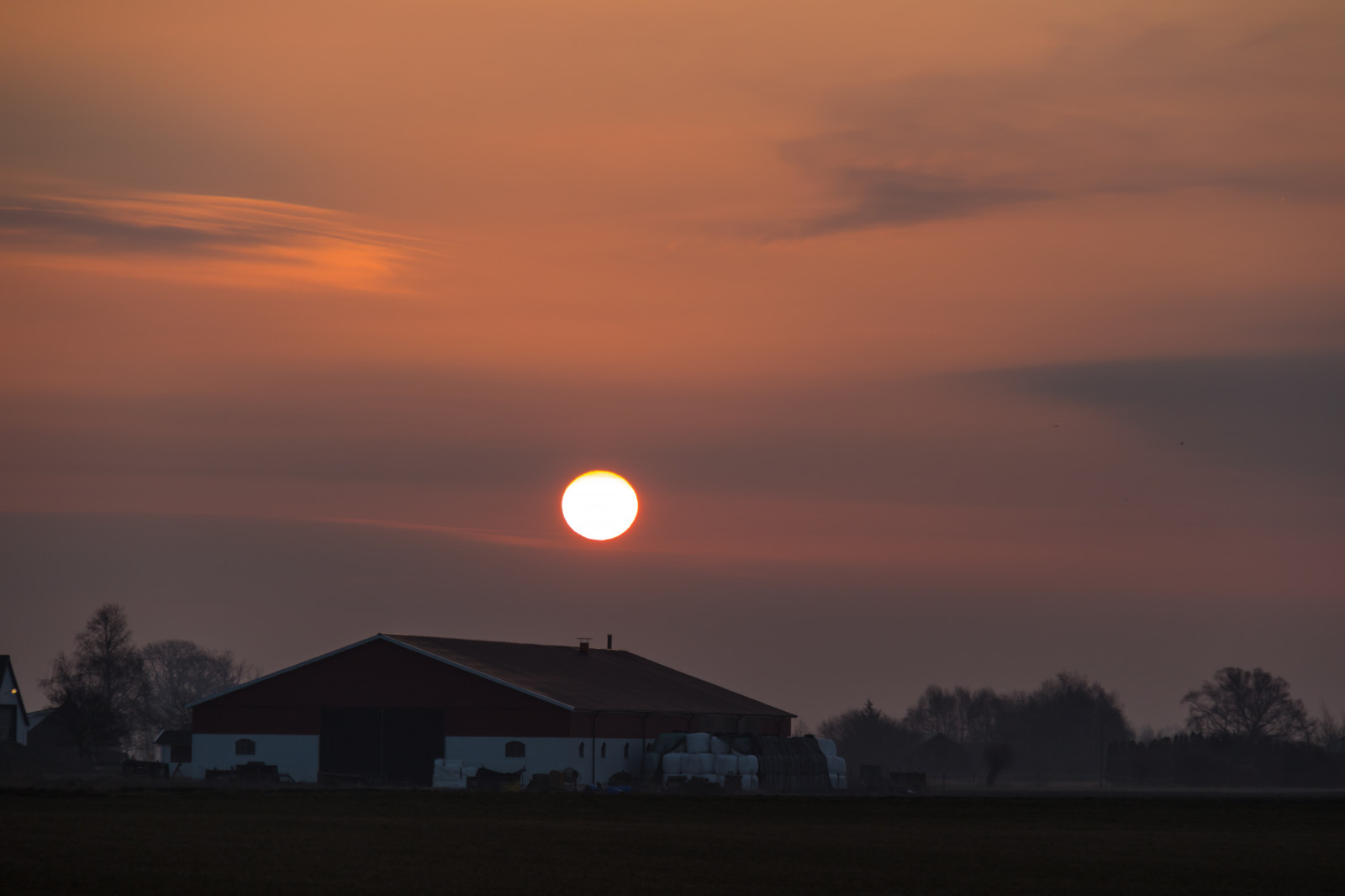 slunečnímu záření, krajina, západ slunce, auto, nebe, silnice, svítání, večer, ráno, slunce, horizont, atmosféra, soumrak, mrak, svítání, nebe, venkov, landsbygd, bil, soluppg ng, s dersl tt, landskap, gryning, morgon, VAG, atmosférický jev, Atmosféra Země, odlesk, astronomický objekt, červená obloha v dopoledních hodinách