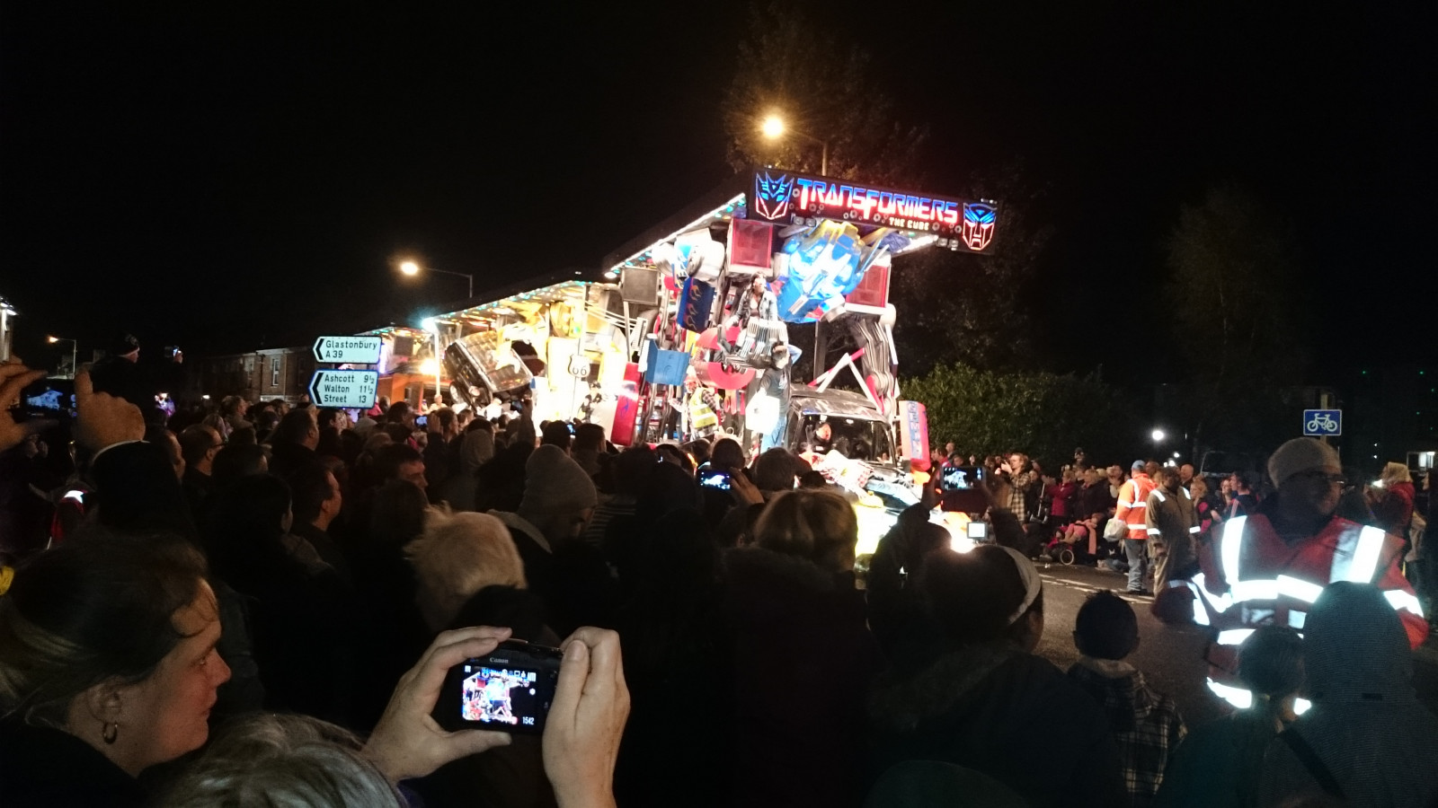 เมือง, กลางคืน, สีแดง, Transformers, สีเหลือง, สีน้ำเงิน, อังกฤษ, ลูกบาศก์, ตะวันตกเฉียงใต้, อัญมณี, สหราชอาณาจักร, เหตุการณ์, ยุติธรรม, คาร์นิวัล, 2014, ส่องสว่าง, งานเทศกาล, แสง, สี, สนุก, มีสีสัน, เวที, สโมสร, ฝูงชน, somerset, Westcountry, bridgwater, การเฉลิมฉลอง, public event
