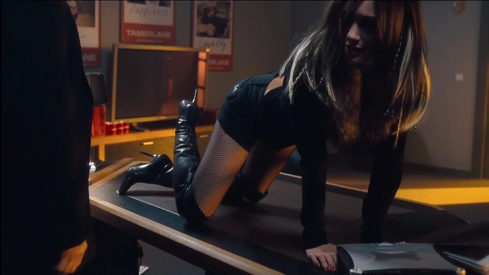 film, fishnets, stilettoheels, Johncusack, Hilaryduff, fishnetstockings, kožené boty, Warinc, Yonicababyyeah