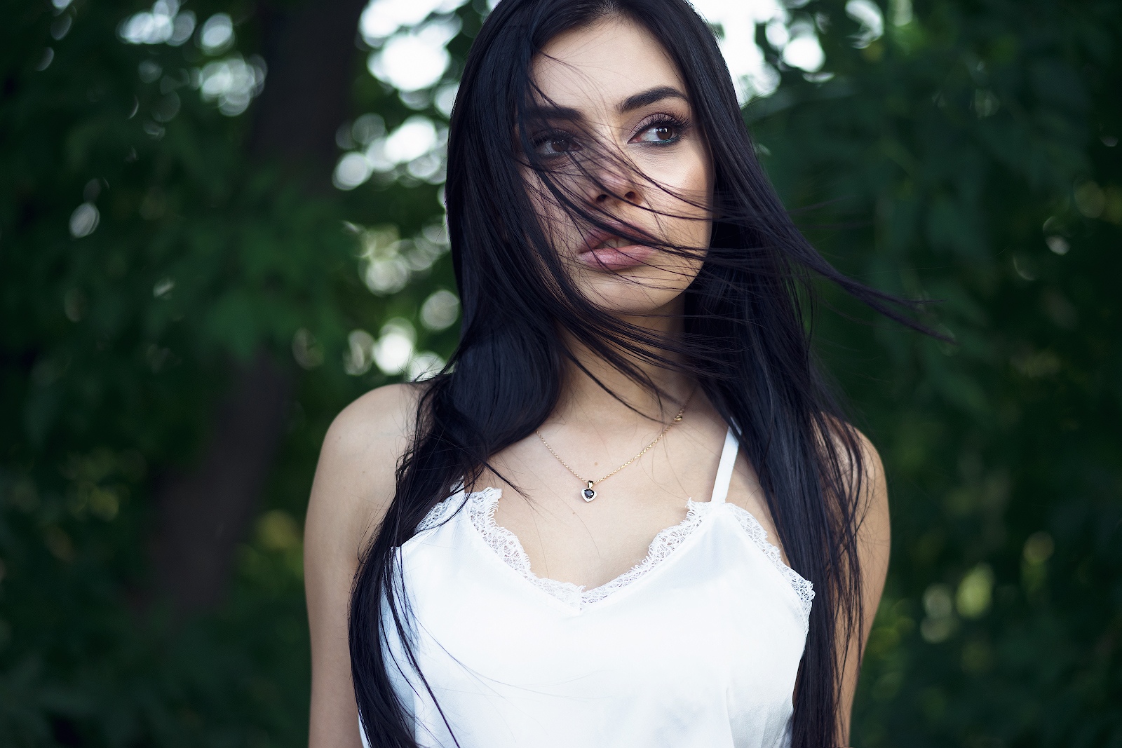 ženy, model, tmavé vlasy, vlasy v obličeji, hnědé oči, odvrátila, venku, portrét, Bílé vrcholy, náhrdelník, ženy venku