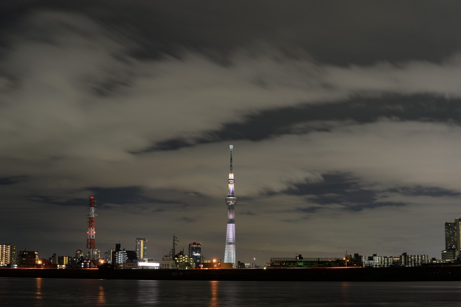 Japonsko, město, panoráma města, noc, architektura, odraz, nebe, bouřka, panoráma, večer, věž, horizont, Nikon, soumrak, Tokio, jp, Skytree, mrak, NIKKOR, počasí, osvětlené, osvětlení, tma, mezník, Tokyo Sky Tree, horikiri, df, afs58mmf14g, afsnikkor58mmf14g, whitechocolat, atmosférický jev, Atmosféra Země, lidské osídlení, meteorologický jev