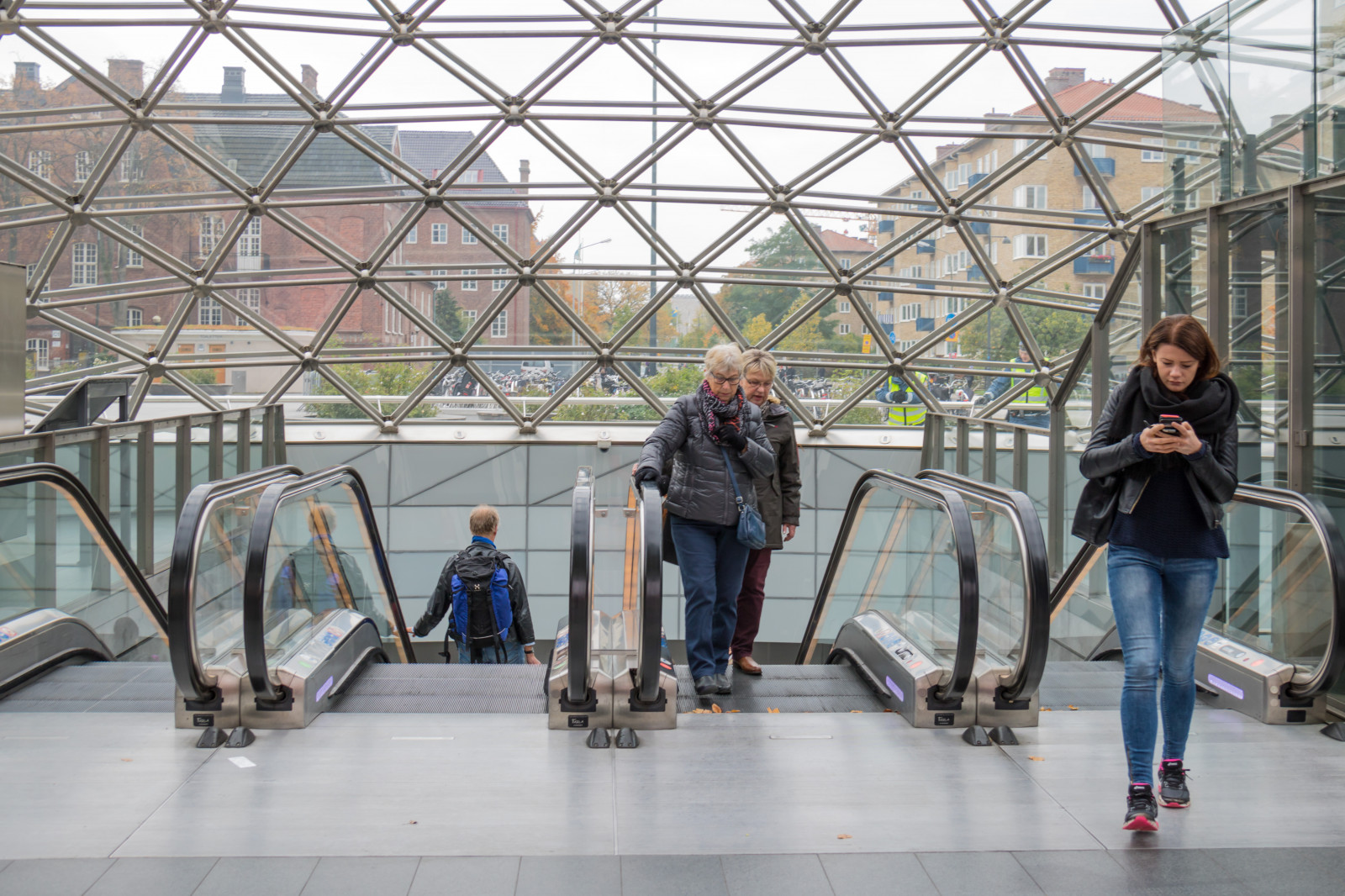 lidé, budova, doprava, Malmo, m nniskor, gatufoto, exif modelu canoneos760d, geocountry, Kamera aby kánon, geocity, Model fotoaparátu canoneos760d, geostate, geolocation, EXIF čočka efs18200mmf3556is, exif aby kánon, EXIF isospeed 100, exif focallength 28mm, EXIF otvor 50, streetphotography, turistická atrakce, veřejná doprava