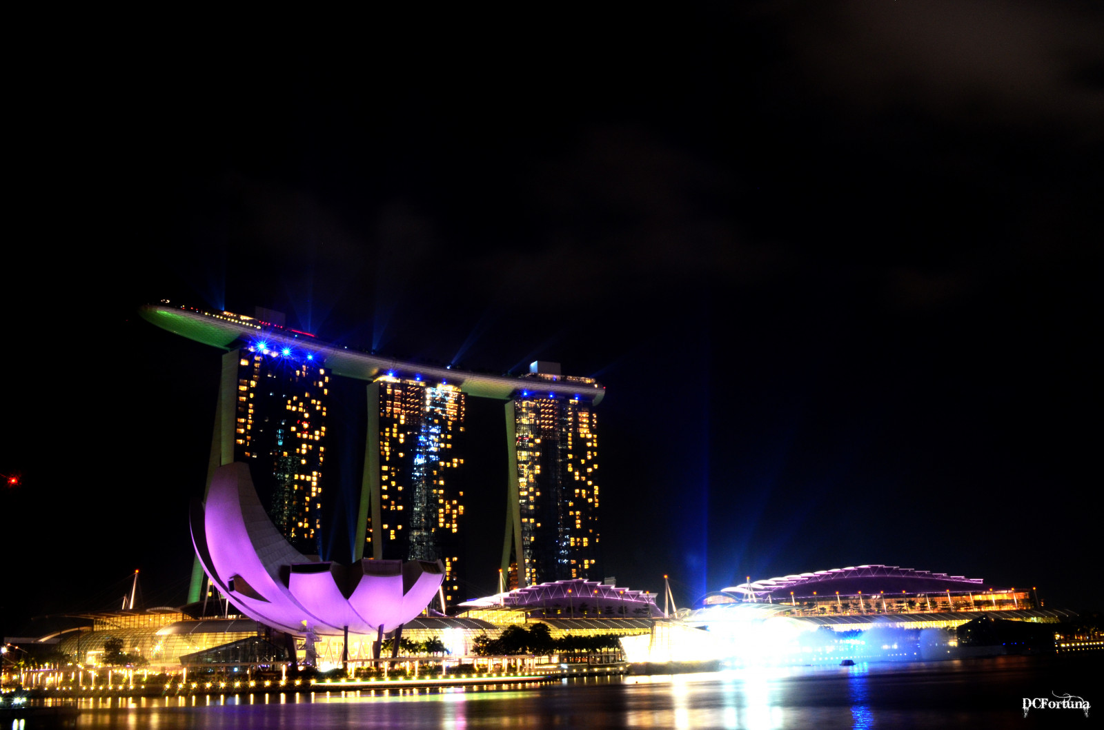 by, bybilledet, nat, Singapore, vand, afspejling, himmel, skyline, skyskraber, metropol, underholdning, opera, lys, longexposure, downtown, bygninger, belysning, nightphotography, mørke, milepæl, marinabaysands, singaporeskyline, turistattraktion, atmosfære af jord, hovedstadsområde, marinabay, singaporeatnight