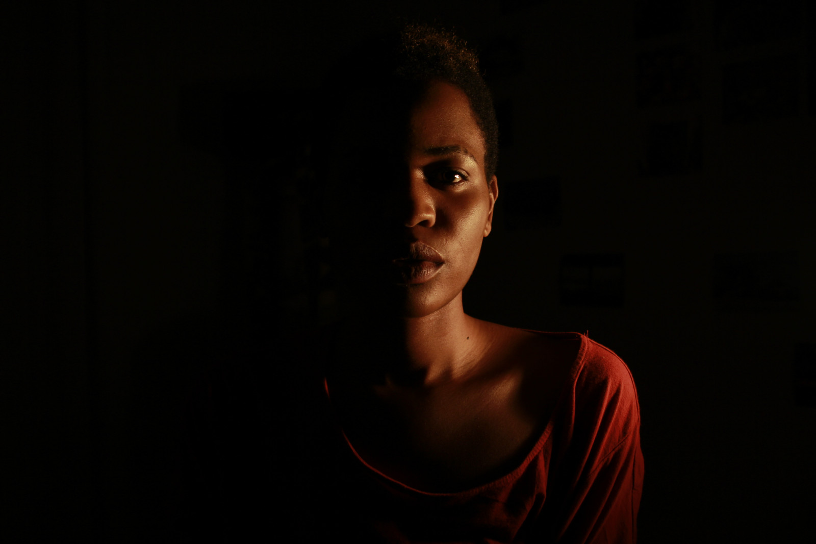 světla, kontrast, lidé, Černá, starý, model, portrét, temný, noc, městský, milovat, zima, fotografování, kouř, kouření, cigarety, detailní, makro, symetrie, zelená, žlutý, ráno, Kánon, osamělost, obilí, Afričan, kalhotky, růžový, ložnice, objektiv, spodní prádlo, kůže, Austrálie, Drsný, 35MM, Veřejnost, australský, perspektivní, akt, nízký, queensland, Brisbane, UMĚNÍ, Soustředit se, světlo, expozice, Krásná, lowkey, iso, 50mm, víra, záře, klíč, široký, osamělý, dívka, rozmazat, barvy, úžasný, dSLR, domů, tma, smysl, portrétování, sval, náhodný, 60d, manuál, Snímek obrazovky, Foto dne, twittertuesday, Deprese, odbarvěte, Sao Paulo, získat, lightism