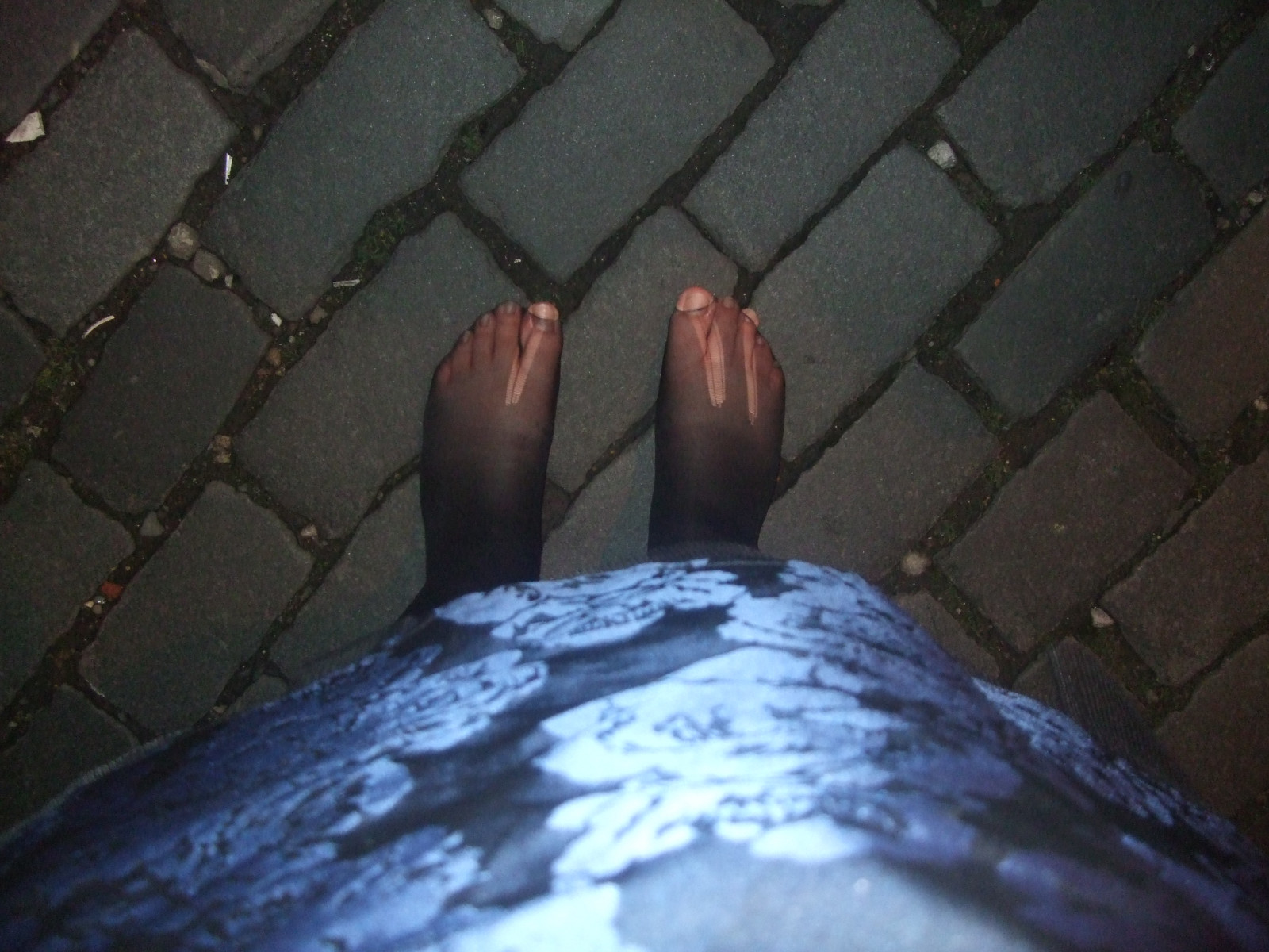 luce del sole, nero, strada, notte, acqua, cielo, pietre, ombra, vestito, calze autoreggenti, blu, collant, dita dei piedi, Leeds, leggero, ragazza, mano, me, piede, oscurità, scala, strappato, fenomeno, ciottoli, strappare, noshoes, Leggermente tiepida, Notsoclassy
