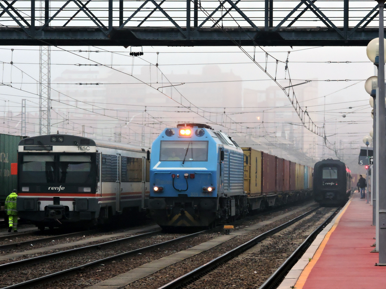 vinter, køretøj, skyer, tog, togstation, Spanien, transportere, lokomotiv, TR, TRD, rapid transit, Sky, tog, jernbane, tåge, spore, medier, 440, prima, Espana, hovedstadsområde, transportform, offentlig transport, jernbanetransport, rullende materiel, personbil, jernbanen bil, højhastighedstog, elforsyning, twop, regional, rENFE, distancia, Mercancías, operadora, 333, Teco, elektrisk lokomotiv, 594, privadas, Regionales, tracci n, azvi