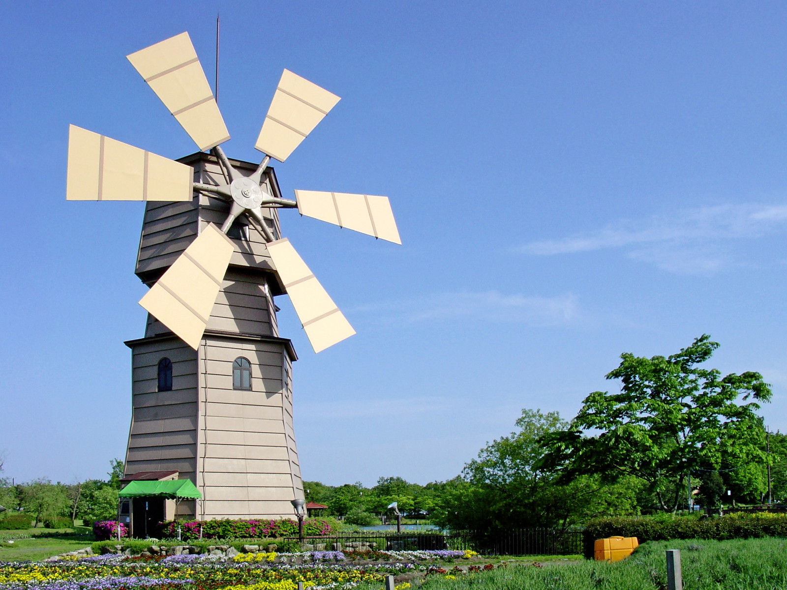 Japonsko, krajina, budova, tráva, nebe, park, Fotoaparát, Sony, větrný mlýn, mlýn, jaro, památník, výstřel, 2005, scéna, strom, fotografie, fotografie, carlzeiss, digitální, louka, obrázek, prasknutí, momentka, smět, variosonnar, shiga, MAVICA, Takashima, Mvccd500, Shigaprefecture, Roadsidestation, Shinasahiwindmillvillage