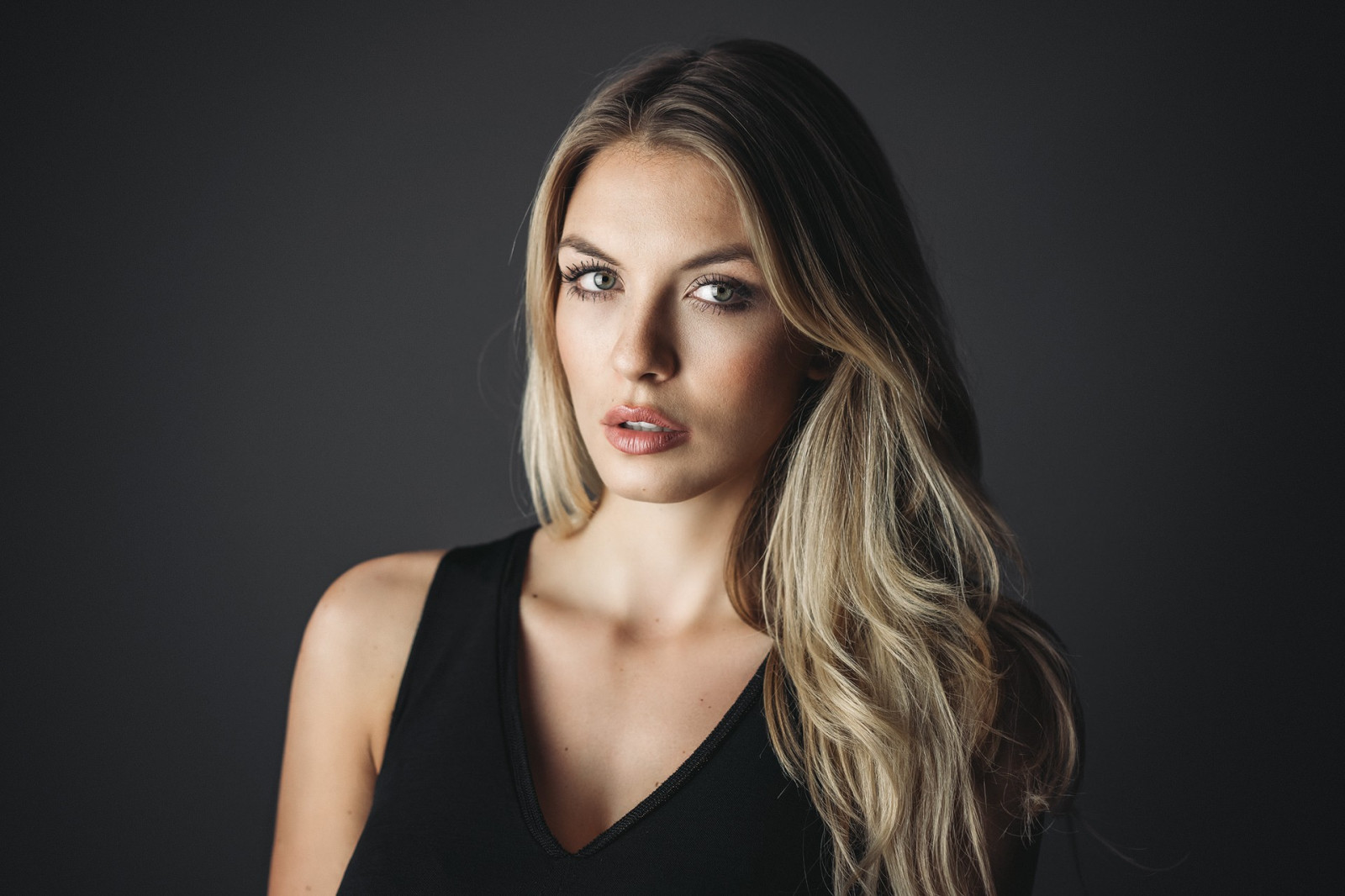 tvář, ženy, model, portrét, blondýnka, jednoduché pozadí, dlouhé vlasy, fotografování, zpěvák, černé vlasy, móda, vlasy, Osoba, kůže, hlava, supermodelka, dívka, krása, oko, žena, dáma, účes, portrétní fotografie, focení, hnědé vlasy, umění model, profese