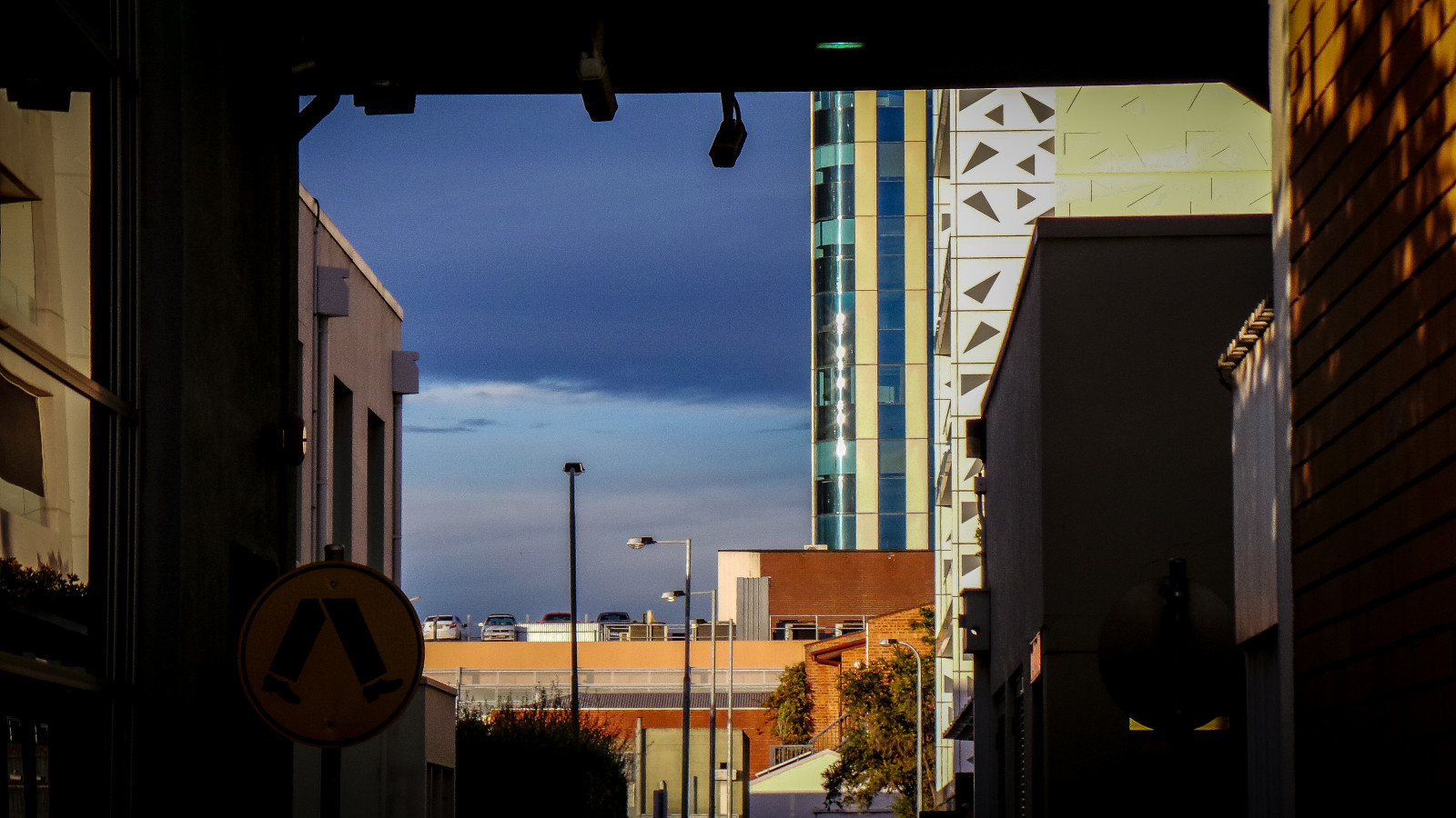 slunečnímu záření, bílý, Černá, okno, oči, město, ulice, noc, architektura, budova, nebe, nohy, silnice, mraky, zelená, žlutý, Samsung, modrý, podepsat, večer, Šedá, ďábel, hlava, infrastruktura, Adelaide, světlo, barva, kropenatý, centrum, alej, osvětlení, tvar, blok, byt, uličkami, fasáda, urban area, theen, securitycameras, Optus, klenutý, přivřené, sotrmy