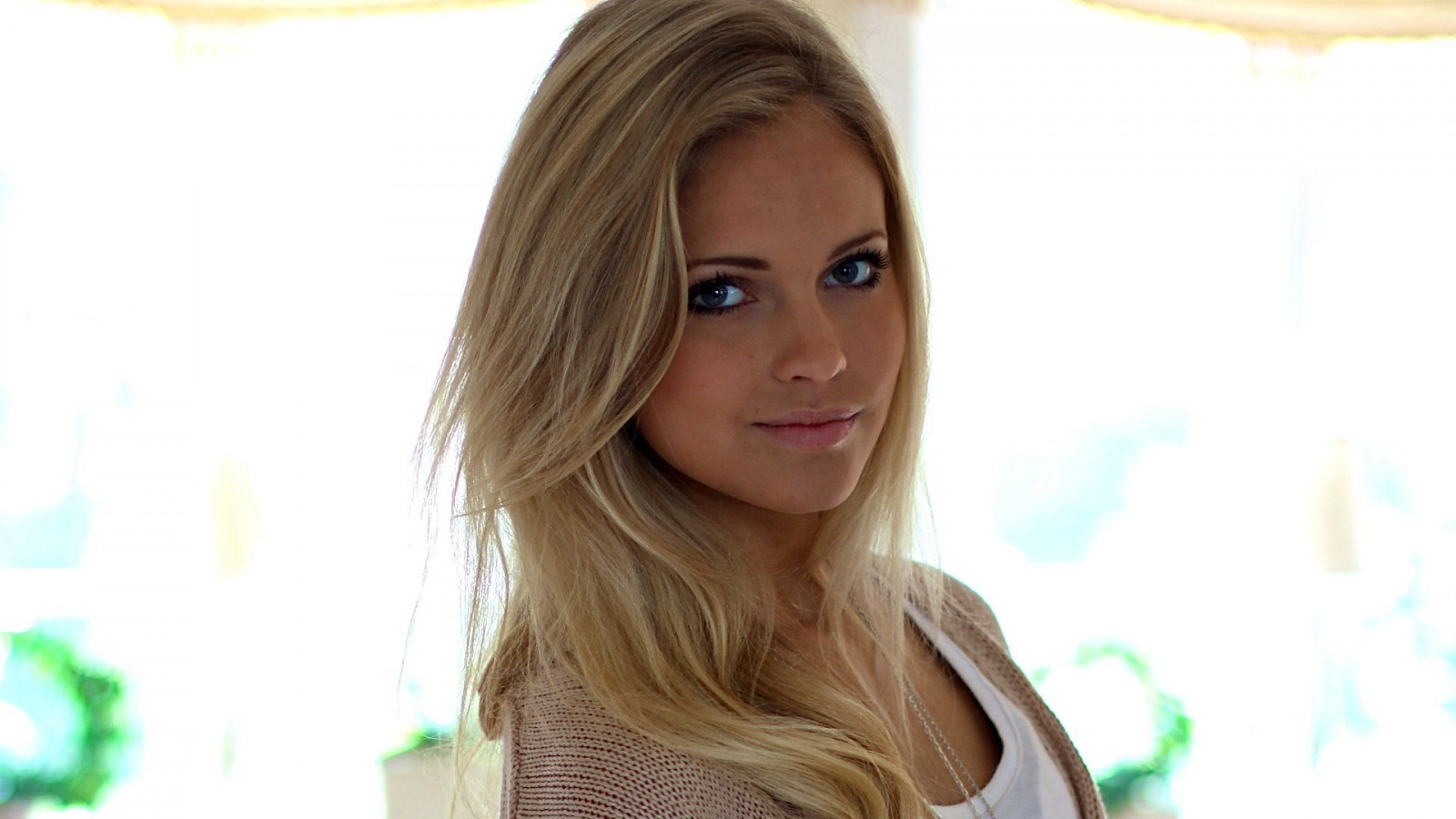 foto-domashnee-krasivie-devushki-zhenshina-pokazivaet-svoyu-vaginu-onlayn