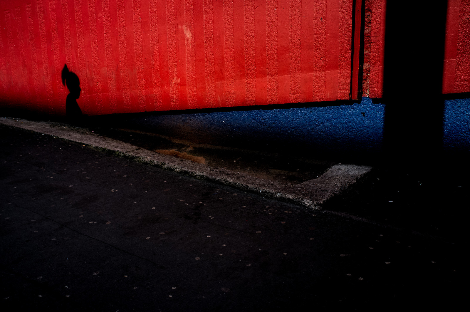 ulice, Červené, žena, barva, architektura, Birmingham, stíny, streetphotography, x100, birminghamstreet, fujix100