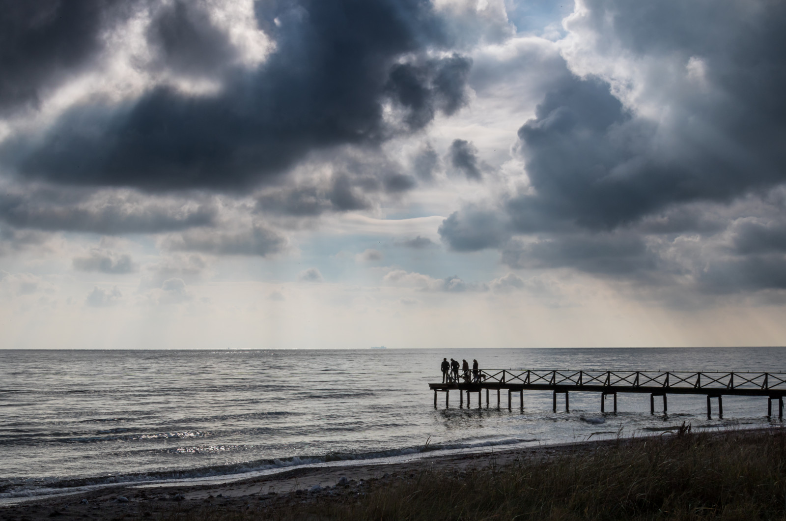 Sonnenlicht, Sonnenuntergang, Meer, Bucht, Ufer, Himmel, Strand, Sonnenaufgang, Abend, Morgen, Küste, Horizont, Dock, Dämmerung, Anlegestelle, Wolke, Wetter, Dämmerung, Ozean, Welle, Himmel, Brygga, Hav, Geschmolzen, M nniska, Smygehamn, Kust, Peopl, Atmosphärisches Phänomen, Gewässer, Windwelle, Meteorologisches Phänomen