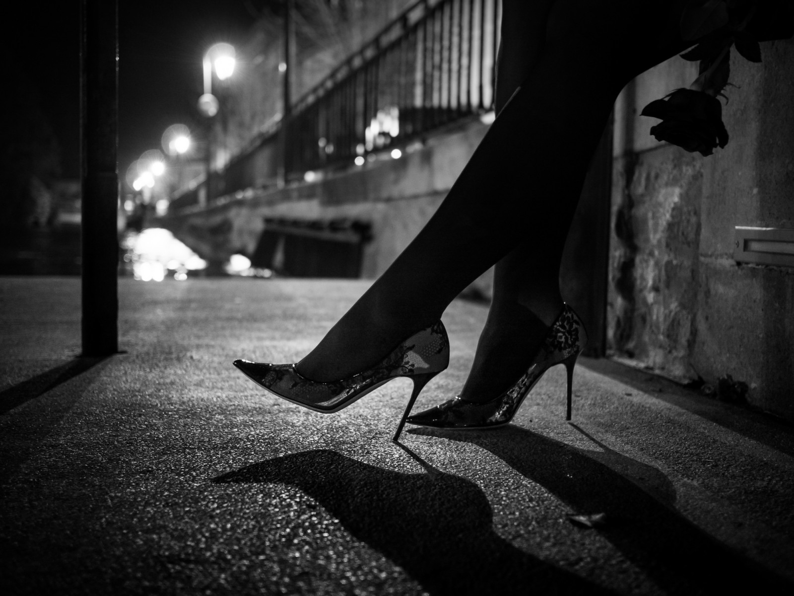 รองเท้า, สีขาว, ดำ, รูปถ่าย, ดำและขาว, ความมืด, ถ่ายภาพขาวดำ, การถ่ายภาพ, เบา, กลางคืน, รองเท้า, ขา, ภาพรวม, บรรยากาศ, ขาวดำ, ร่างกายมนุษย์, เท้า, เงา, ขามนุษย์, หญิงสาว, เที่ยงคืน, ฟิล์มนัวร์, flash photography, ตอนเย็น, stock photography, ถ่ายภาพนิ่ง